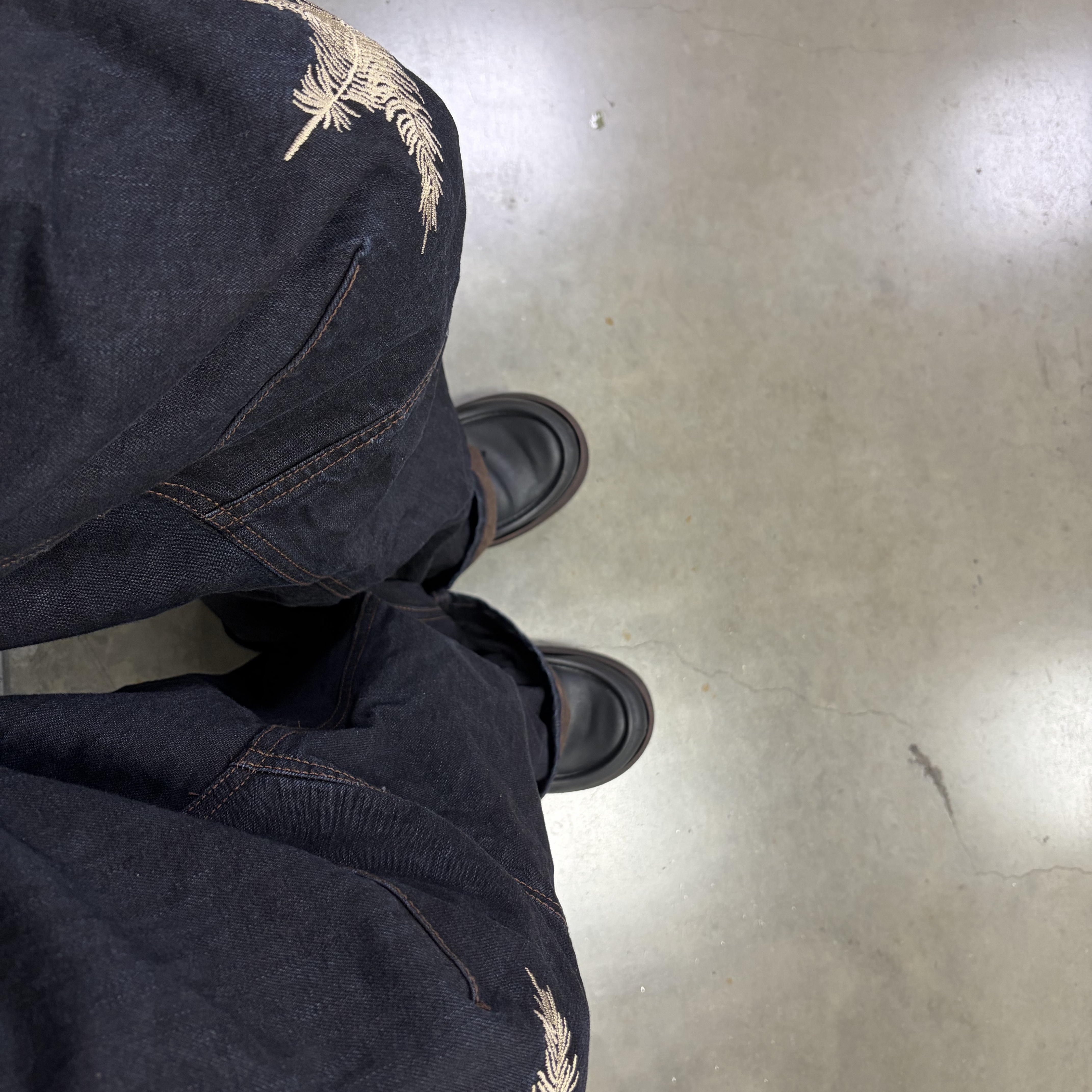 Aoiro Ooki Feather Denim Pants Dark Indigo 착용 스타일