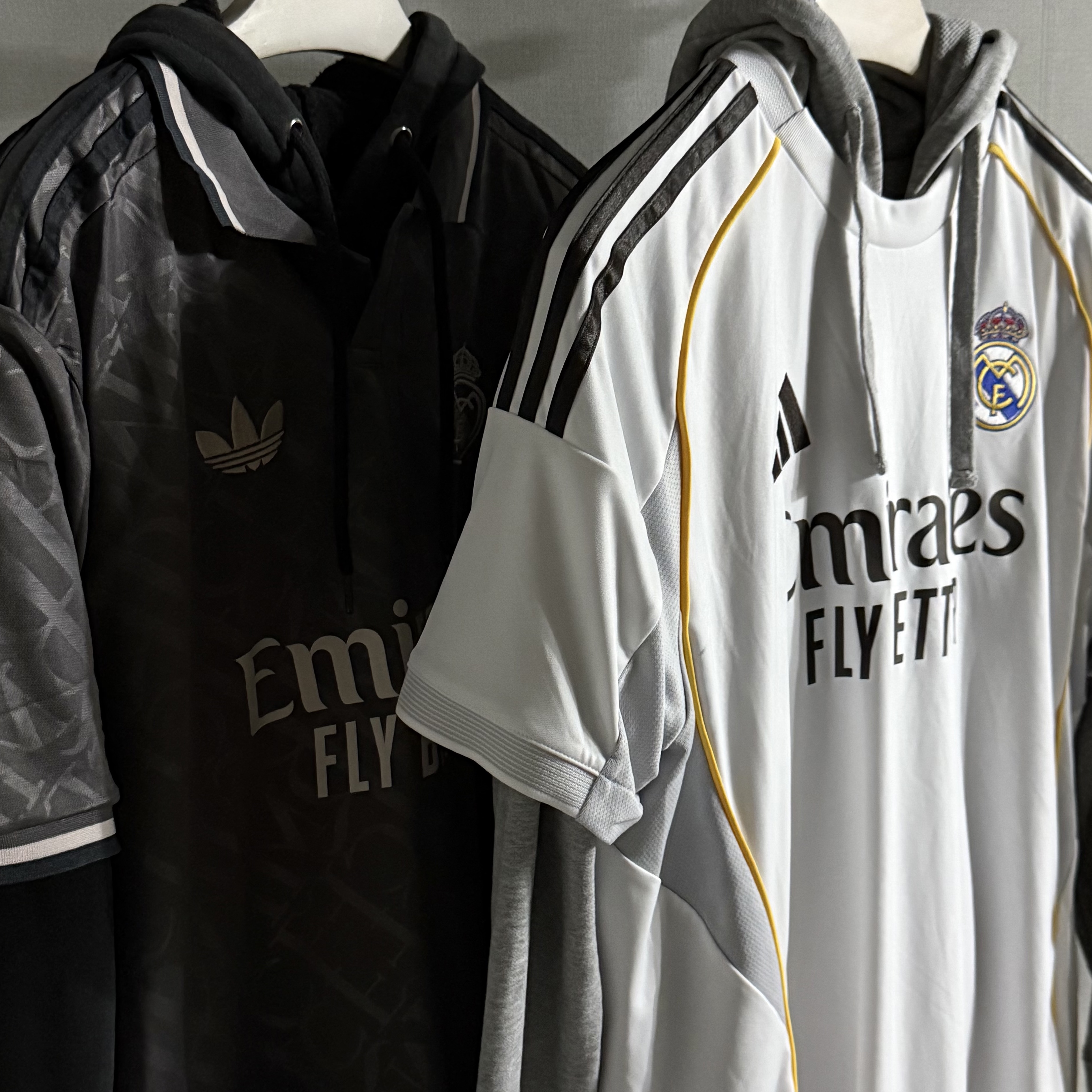 Adidas Real Madrid 2025/26 Home Jersey White - KR Sizing (Non Marking Ver.), Adidas Real Madrid 2024/25 3rd Jersey Charcoal - KR Sizing (Non Marking Ver.) 착용 스타일