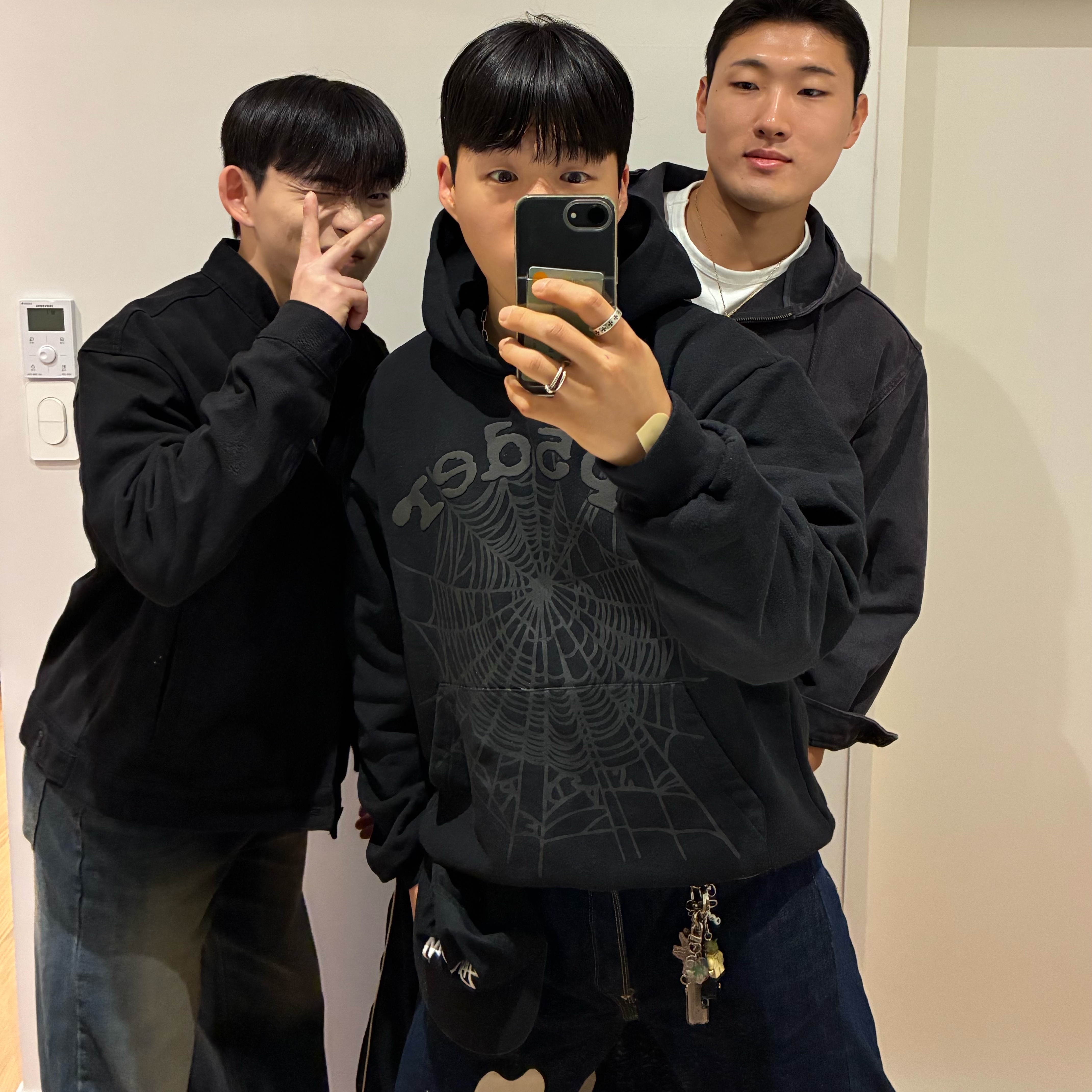 Arc'teryx Beta LT Jacket Black, Balenciaga Passport Phone Holder Black 착용 스타일 - 4