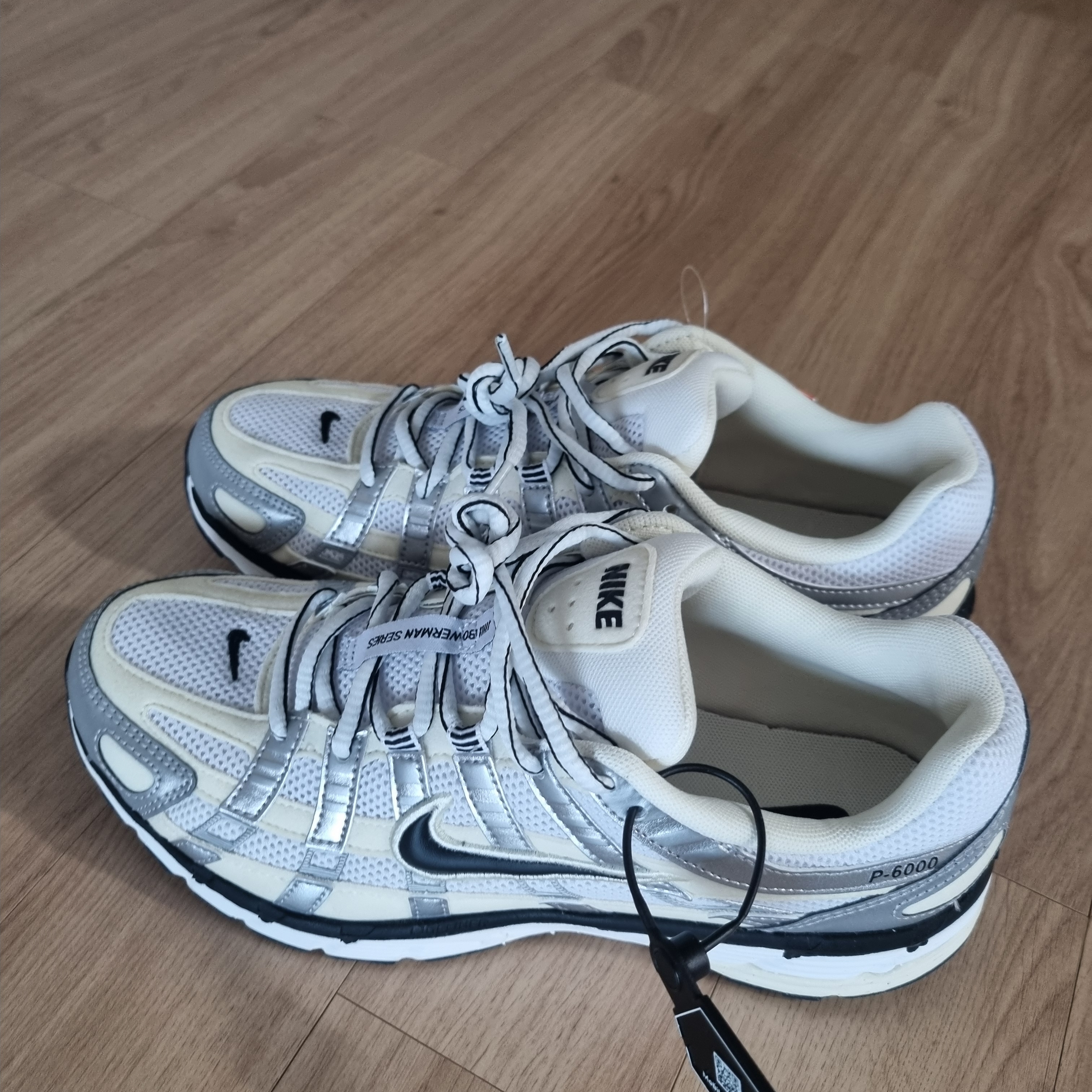 (W) Nike P-6000 Coconut Milk Metallic Silver 착용 스타일