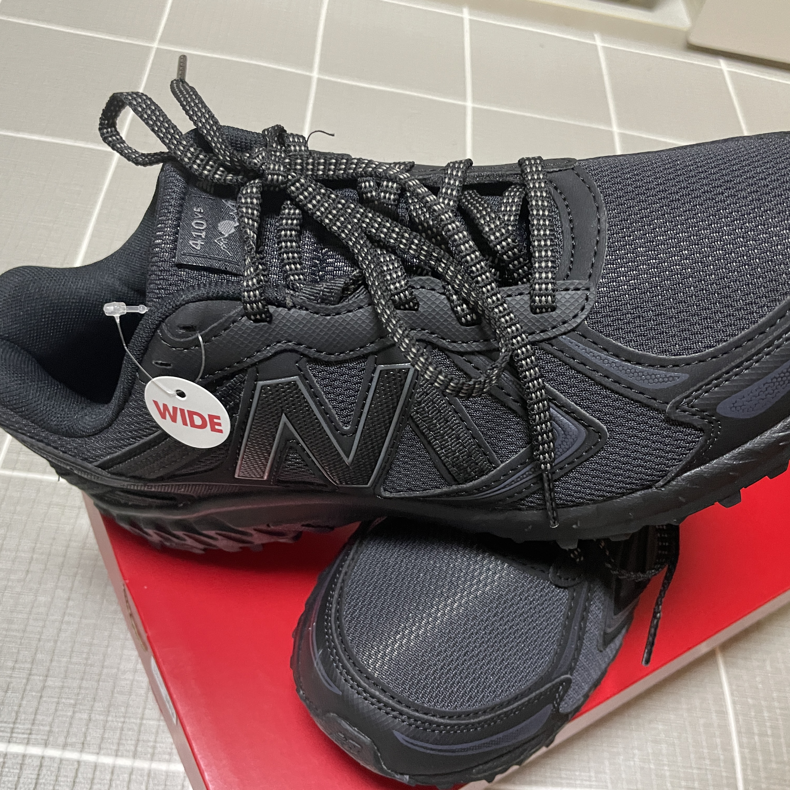New Balance 410v5 Black - 2E Wide 착용 스타일 - 2