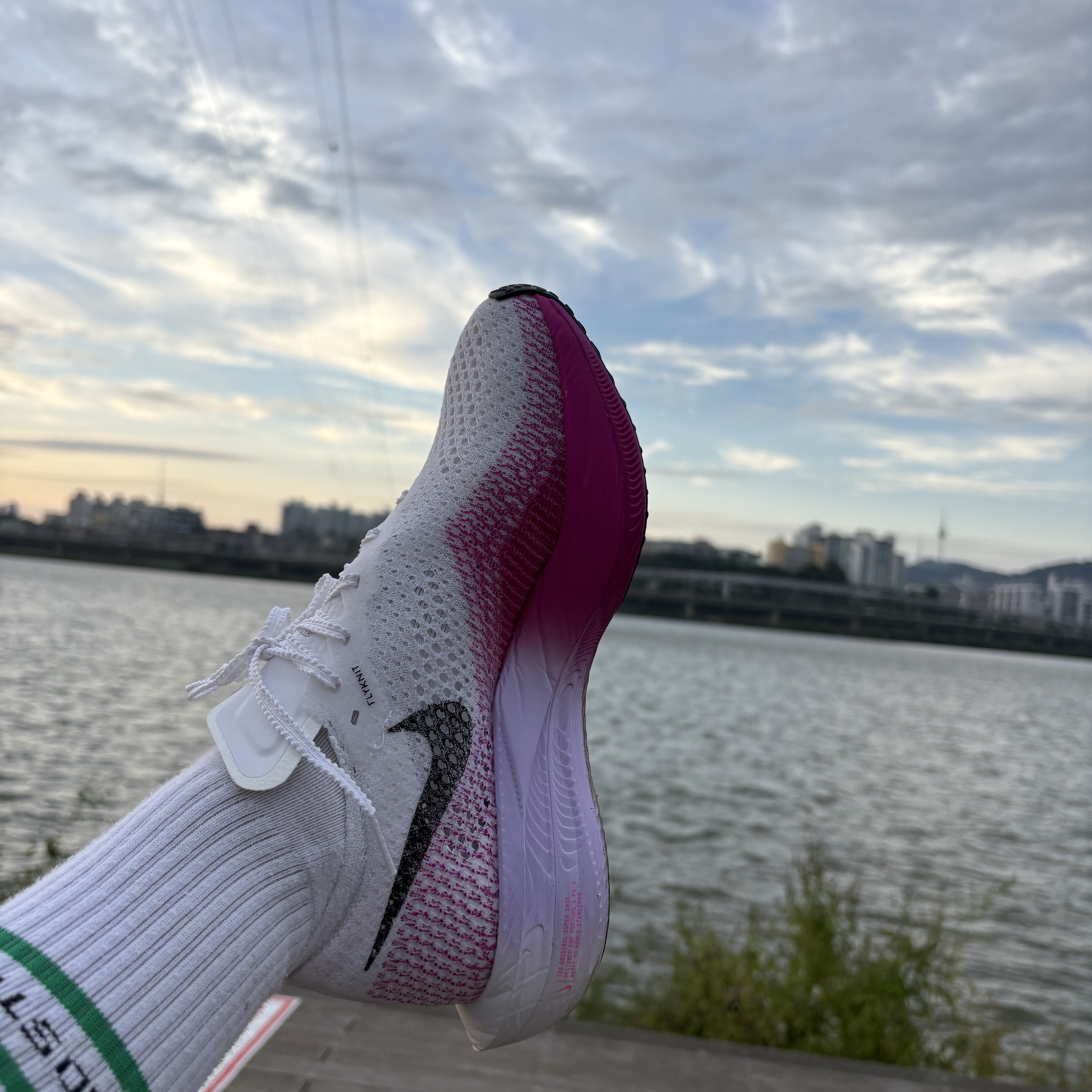 (W) Nike ZoomX Vaporfly Next% 3 White Vivid Purple 착용 스타일 - 5