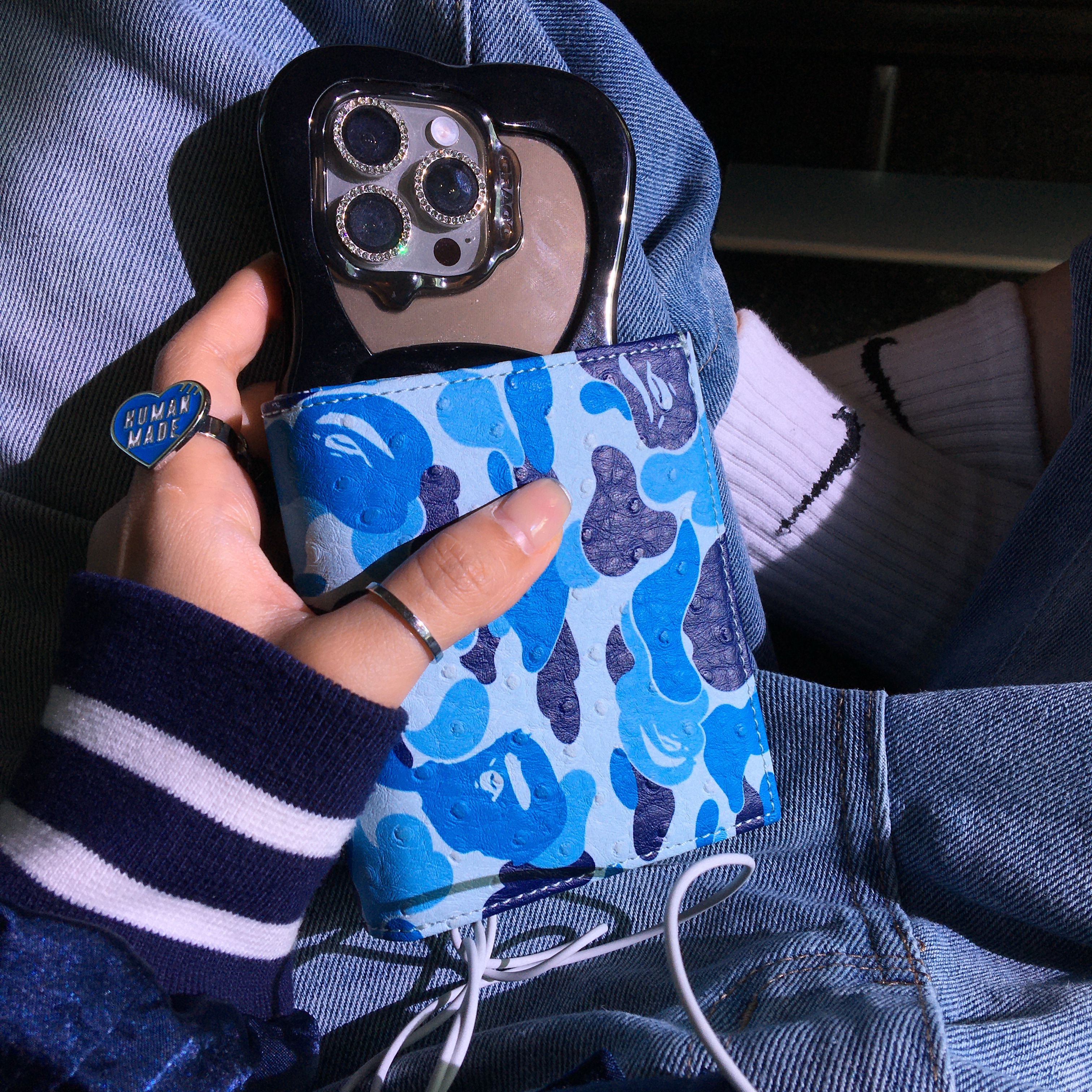 BAPE ABC Camo Mini Wallet Blue, Starbucks x BAPE Baby Milo Keychain 착용 스타일 - 3
