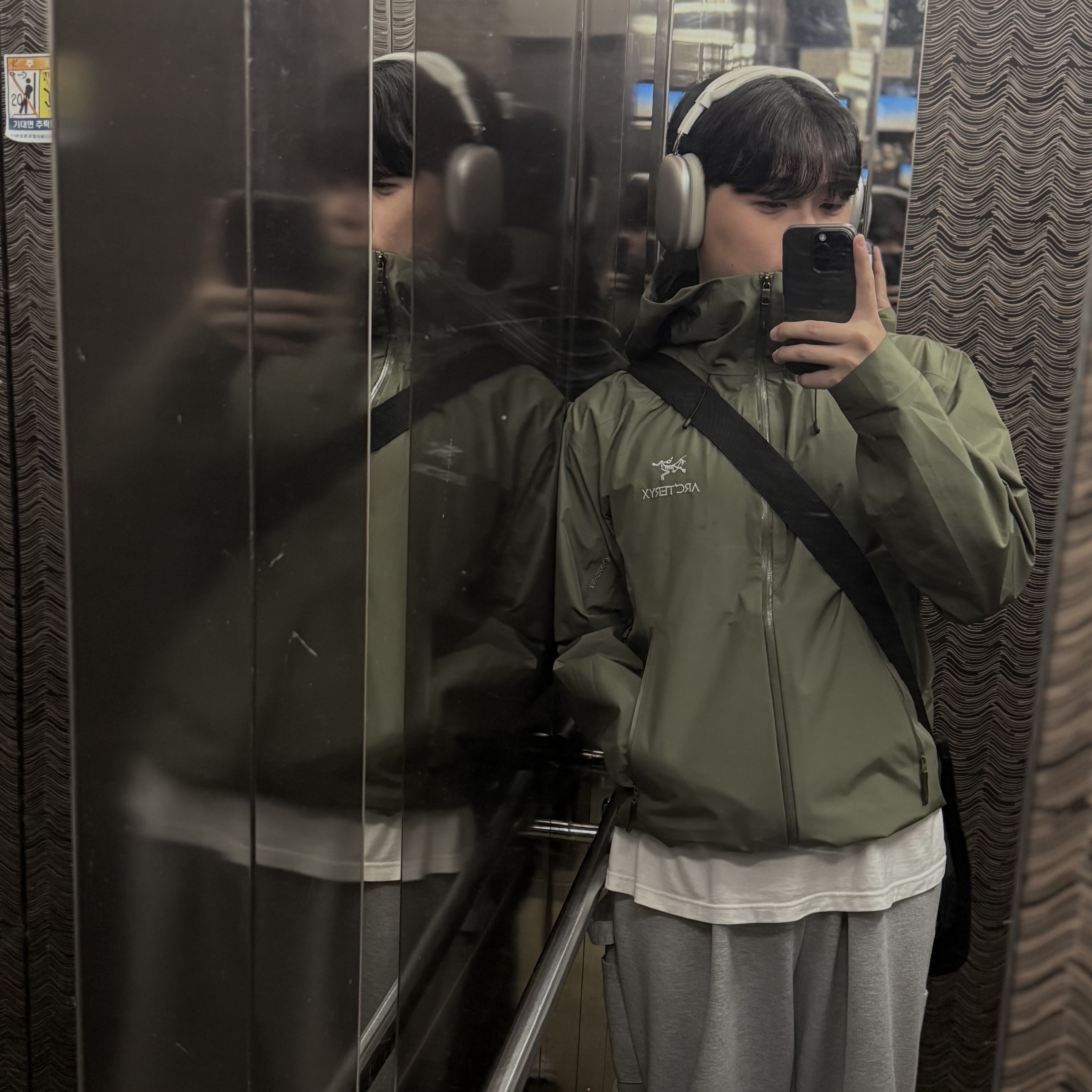 Arc'teryx Beta LT Jacket Tatsu, Apple AirPods Max Lightning Silver (Korean Ver.) 착용 스타일