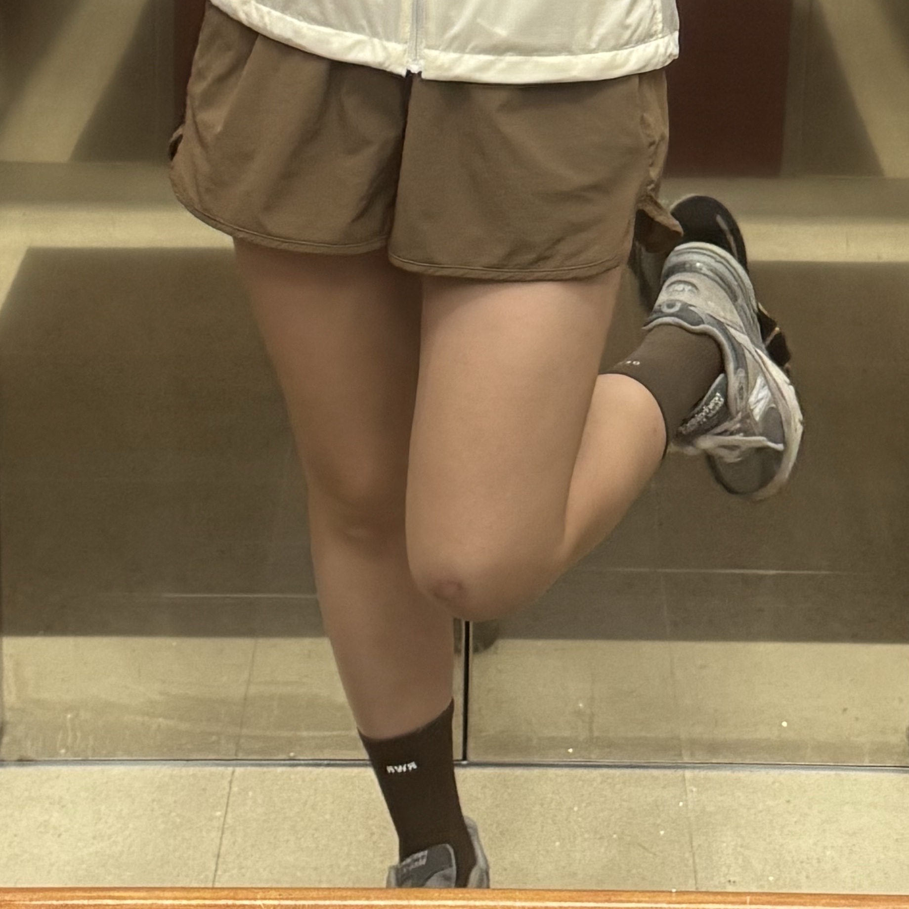 [KREAM 단독] runwhither LSD Brown, [KREAM 단독] runwhither 3inch Shorts Brown 착용 스타일