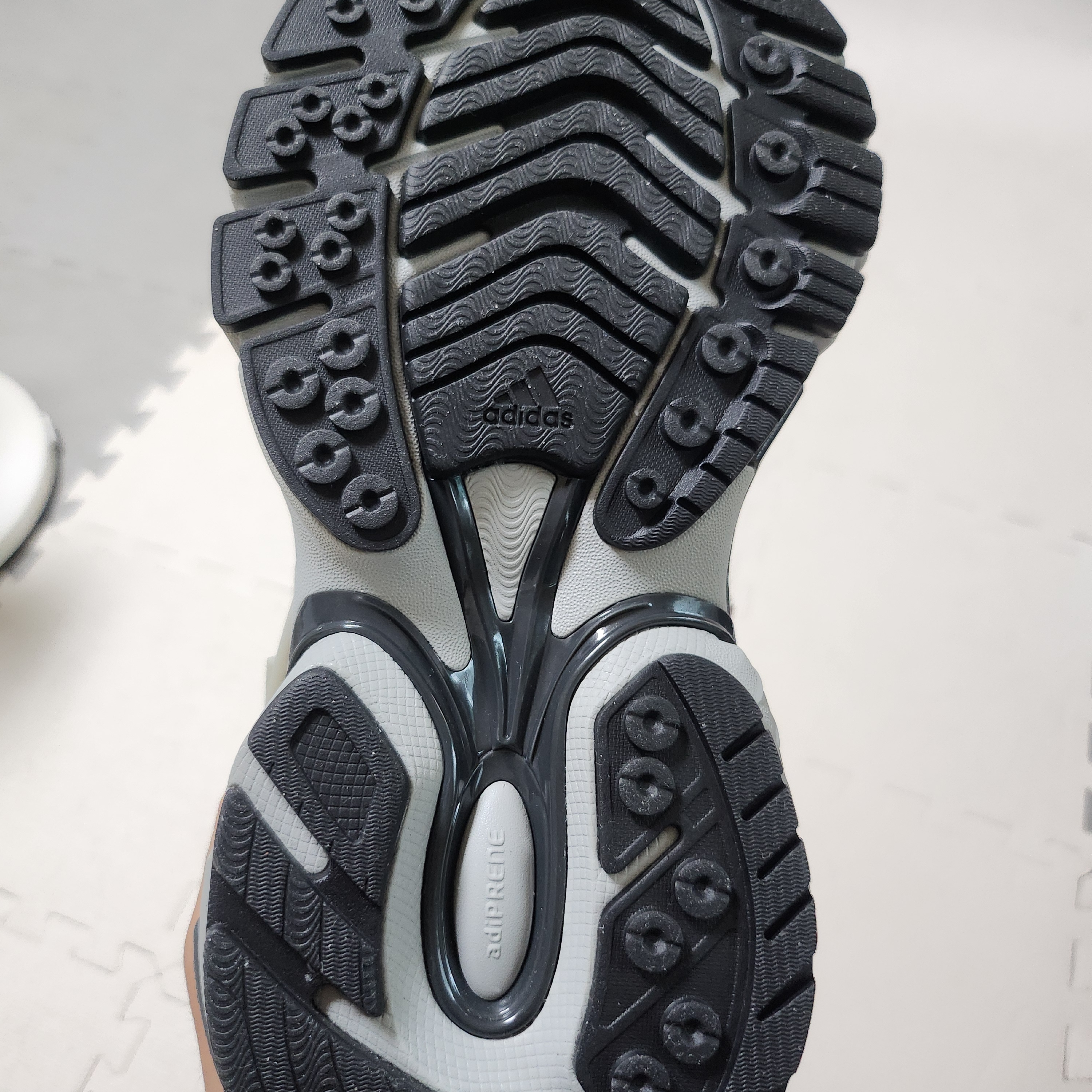 Adidas x Pharrell Williams Adistar Jellyfish Solid Grey Core Black 착용 스타일