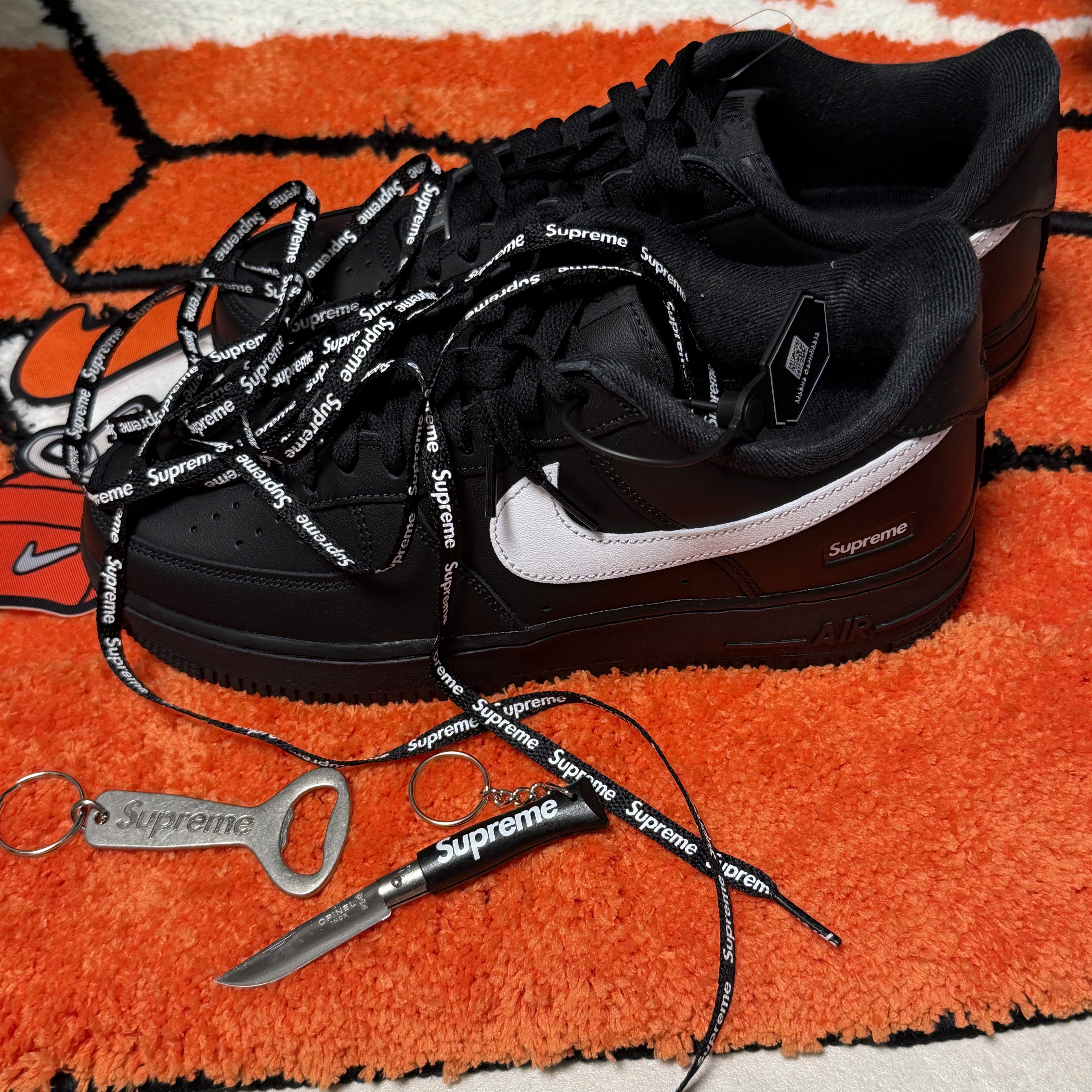 Supreme Bottle Opener Keychain Silver - 24FW, Supreme x Opinel No. 4 Knife Keychain Black - 25FW 착용 스타일 - 1