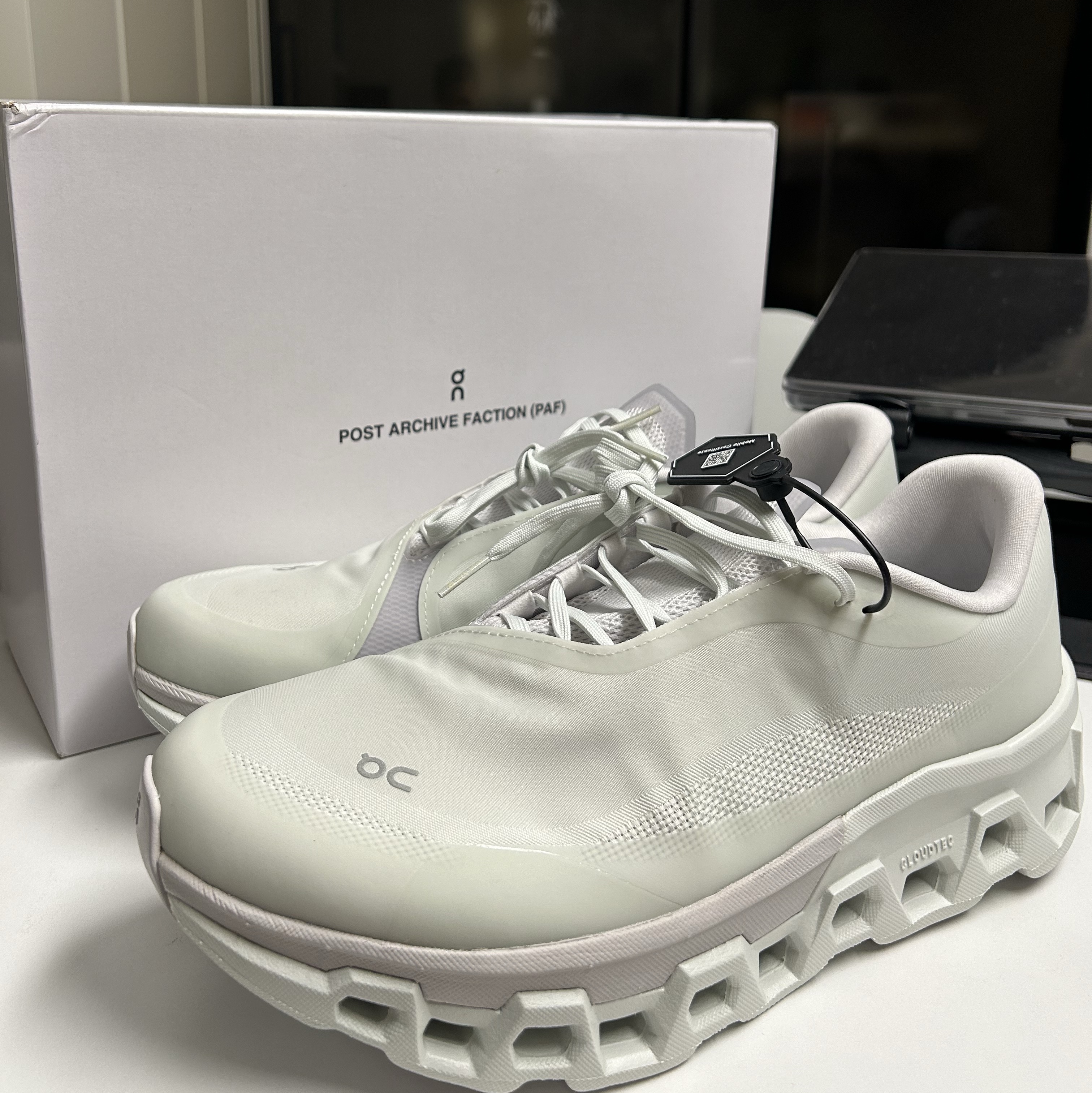 On Running x Post Archive Faction (Paf) Cloudmonster 2 Vapor Frost 착용 스타일