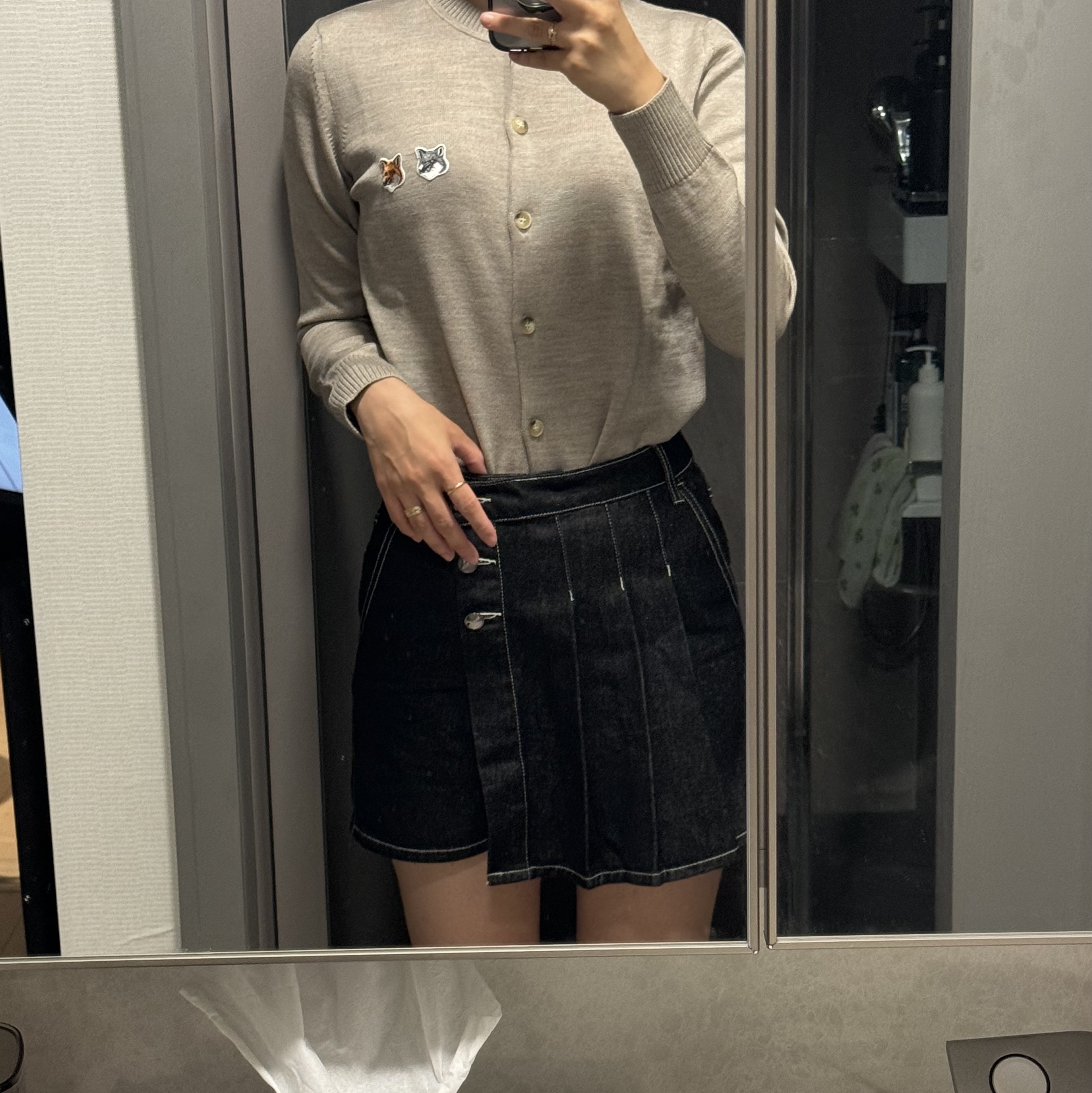 (W) Maison Kitsune Double Fox Head Patch R-Neck Cardigan Beige Melange 착용 스타일