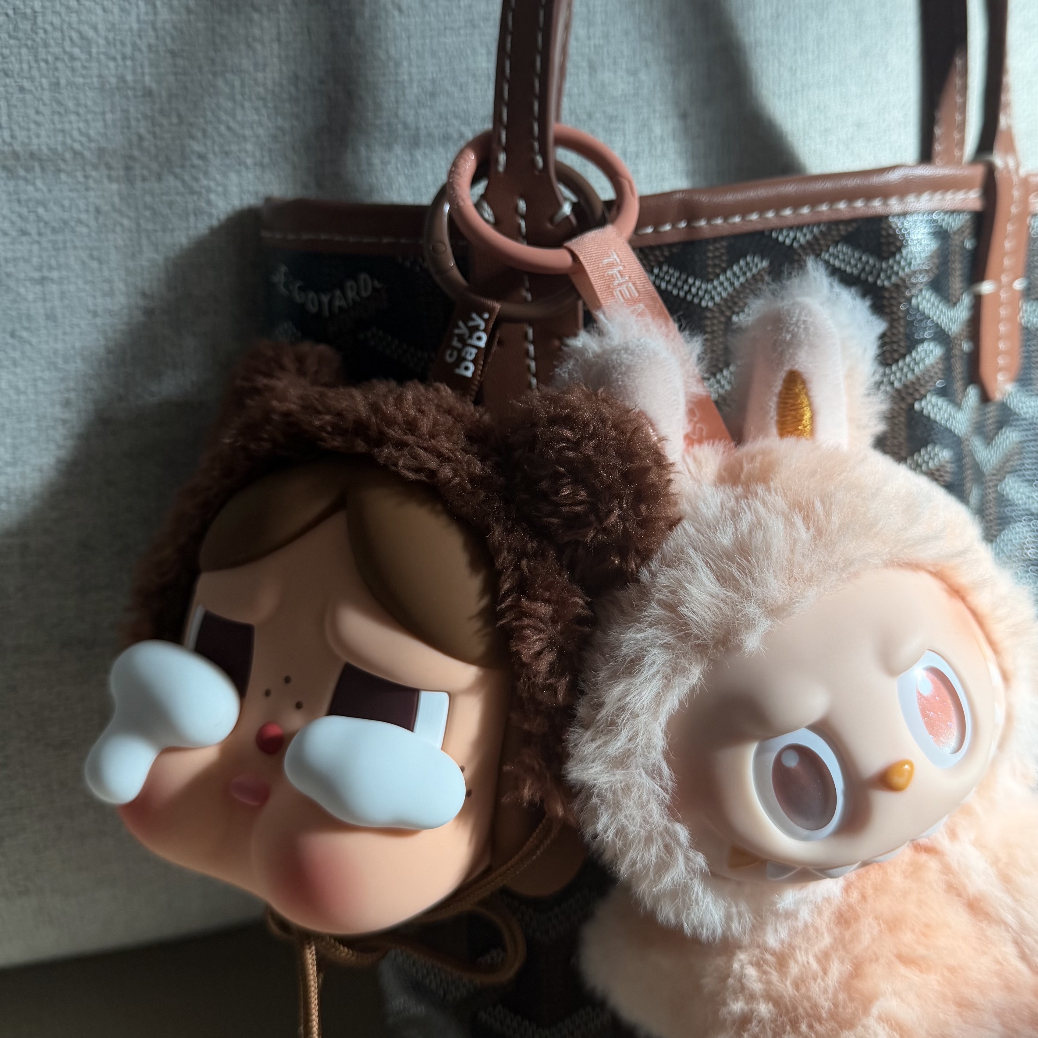 Pop Mart Crybaby Crying Again Series Bear Earphone Bag, Pop Mart Labubu The Monsters Highlight Series Sealed Case (Bundle of 2/1 Blind Box) 착용 스타일