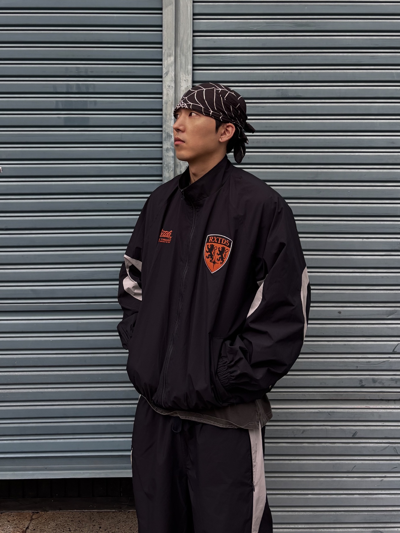 Nike Air Max 97 OG Silver Bullet 2022, Kapital Fastcolor Selvedge Bandana Spider Peckish Rainbowy Black 착용 스타일 - 4