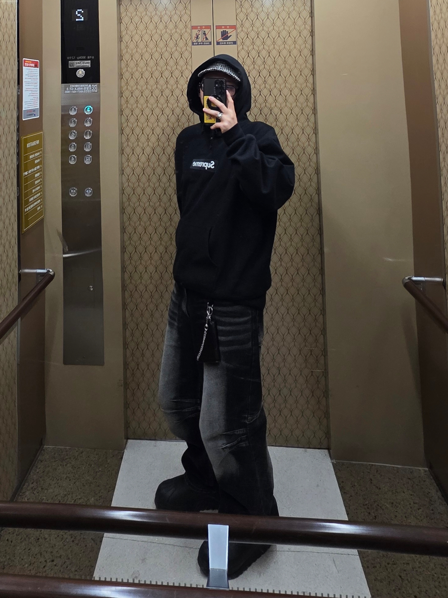 Supreme Box Logo Hooded Sweatshirt Black - 24FW, Supreme Harris Tweed 6-Panel White - 24FW 착용 스타일