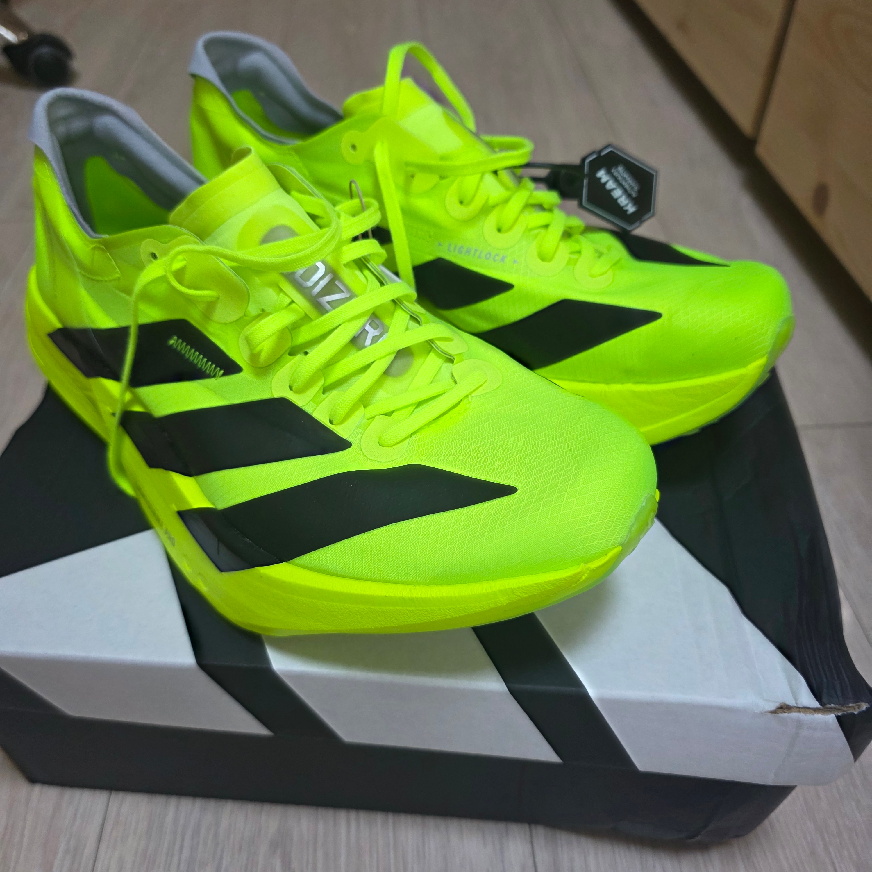 Adidas Adizero Adios Pro 4 Lucid Lemon Core Black 착용 스타일 - 2