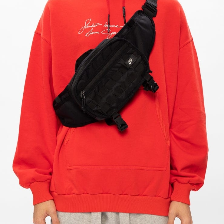 Nike NSW RPM Waistpack Black 착용 스타일 - 4