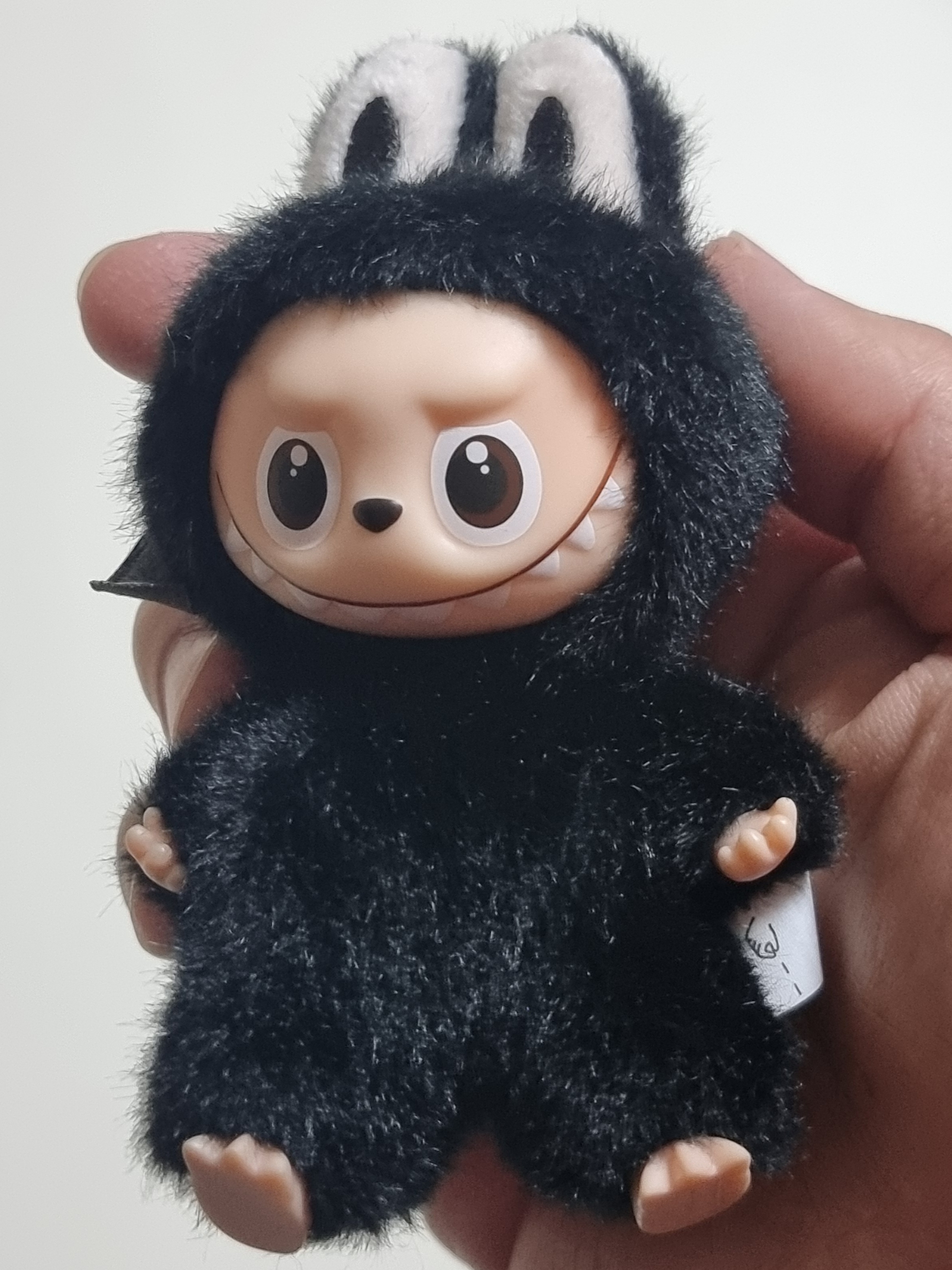 Pop Mart Labubu The Monsters Pin For Love Series Vinyl Plush Pendant (N-Z) R (Opened Case) 착용 스타일