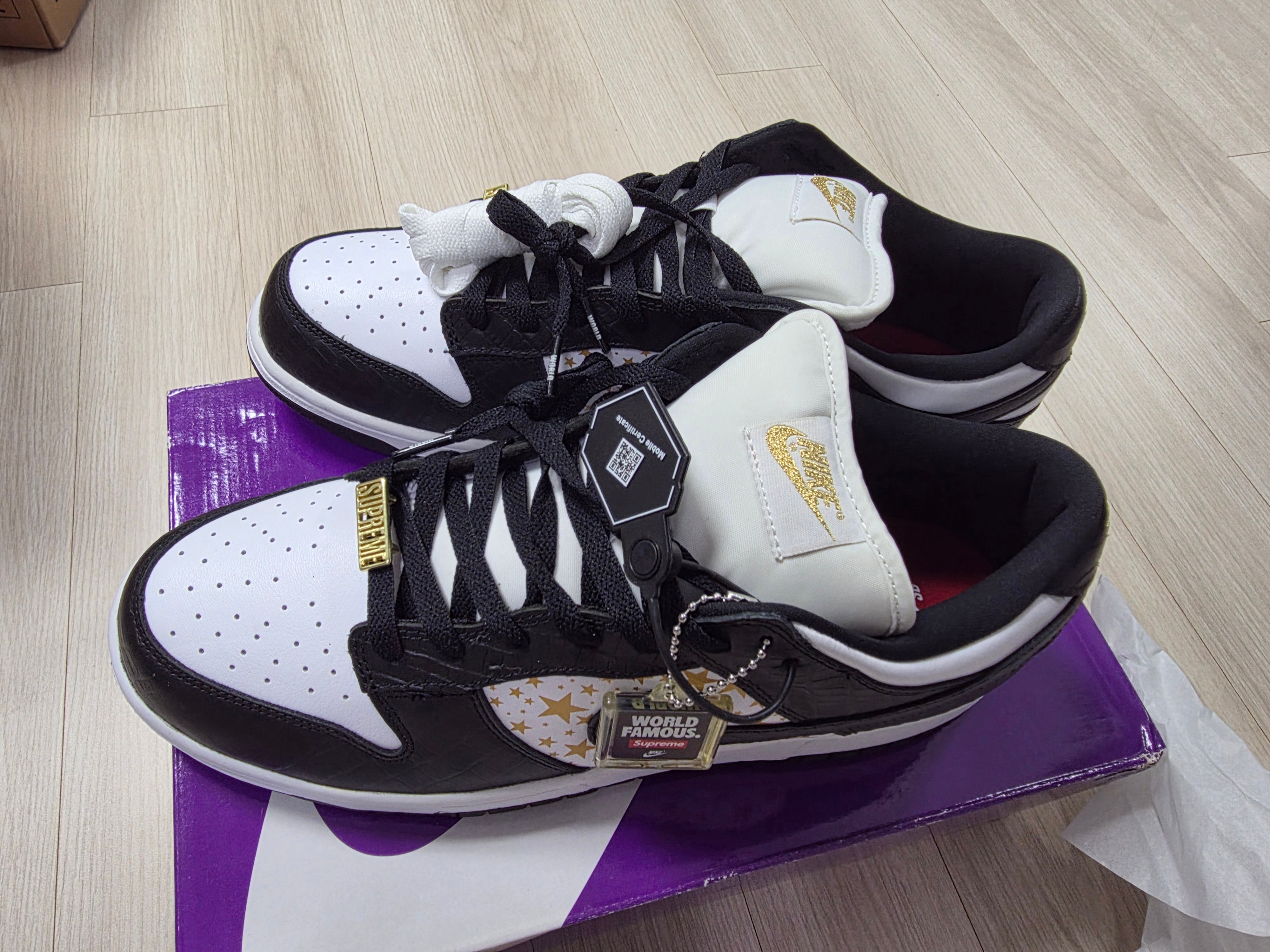 Nike x Supreme SB Dunk Low Black 착용 스타일
