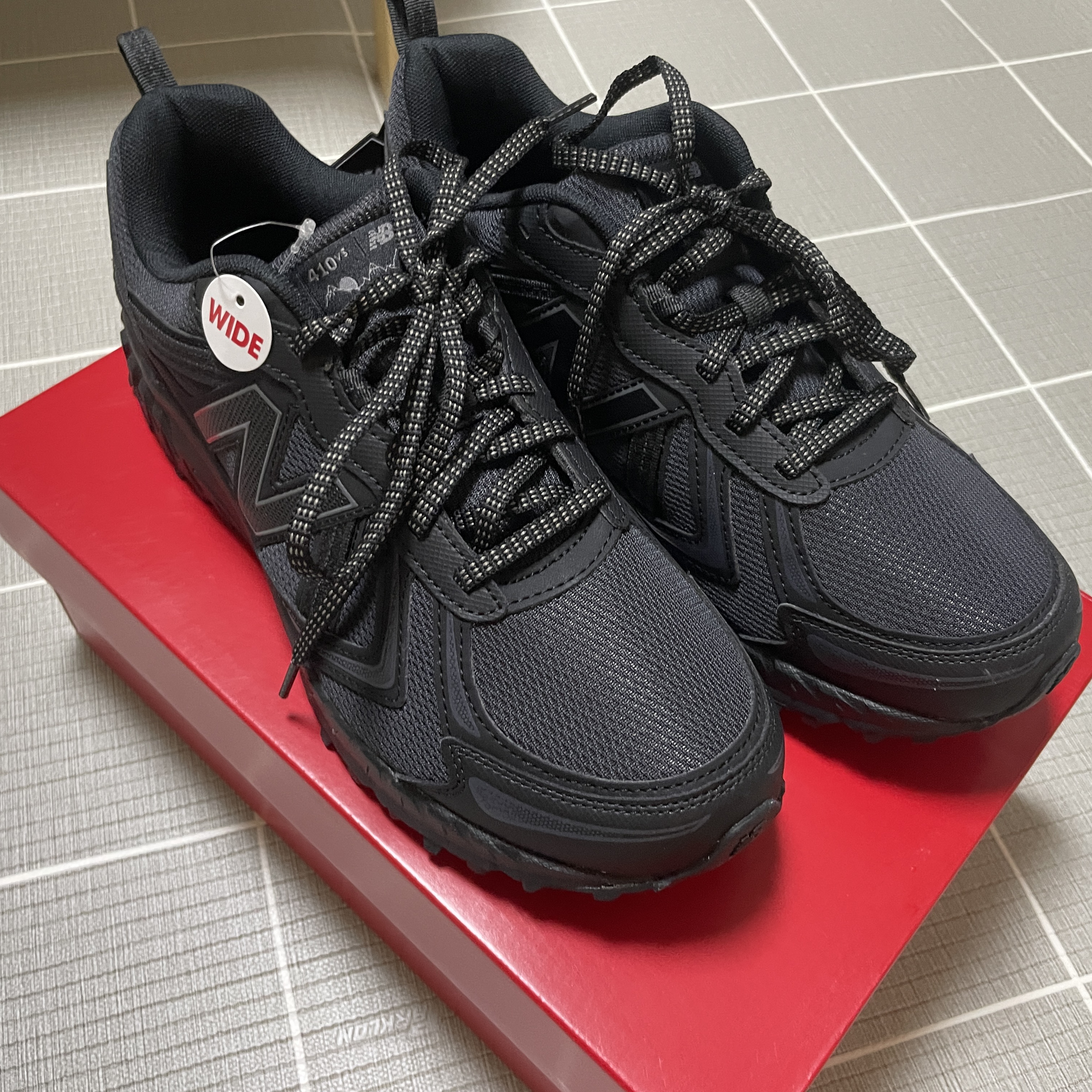 New Balance 410v5 Black - 2E Wide 착용 스타일 - 1