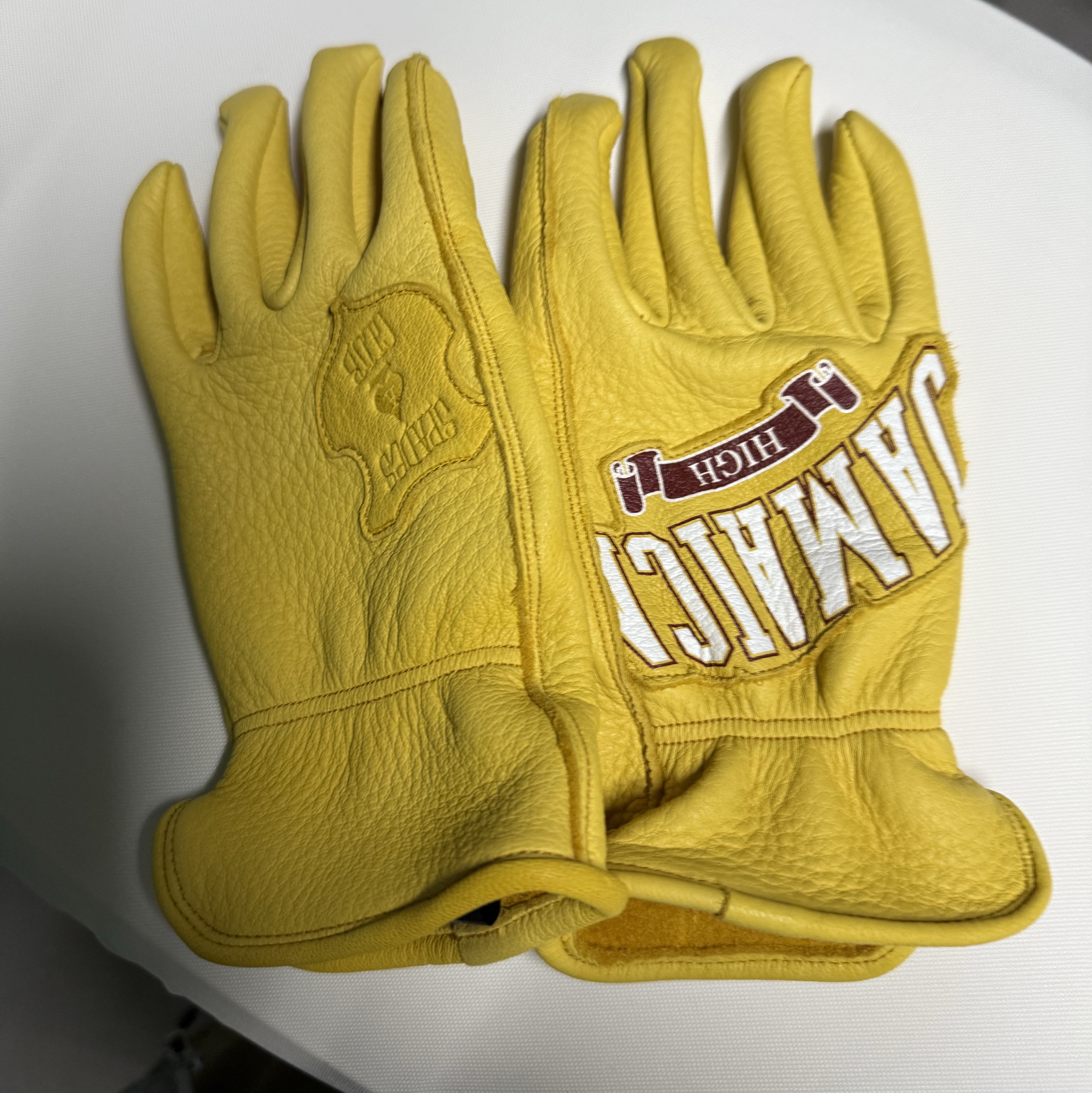 Stussy x Denim Tears Leather Gloves Yellow 착용 스타일
