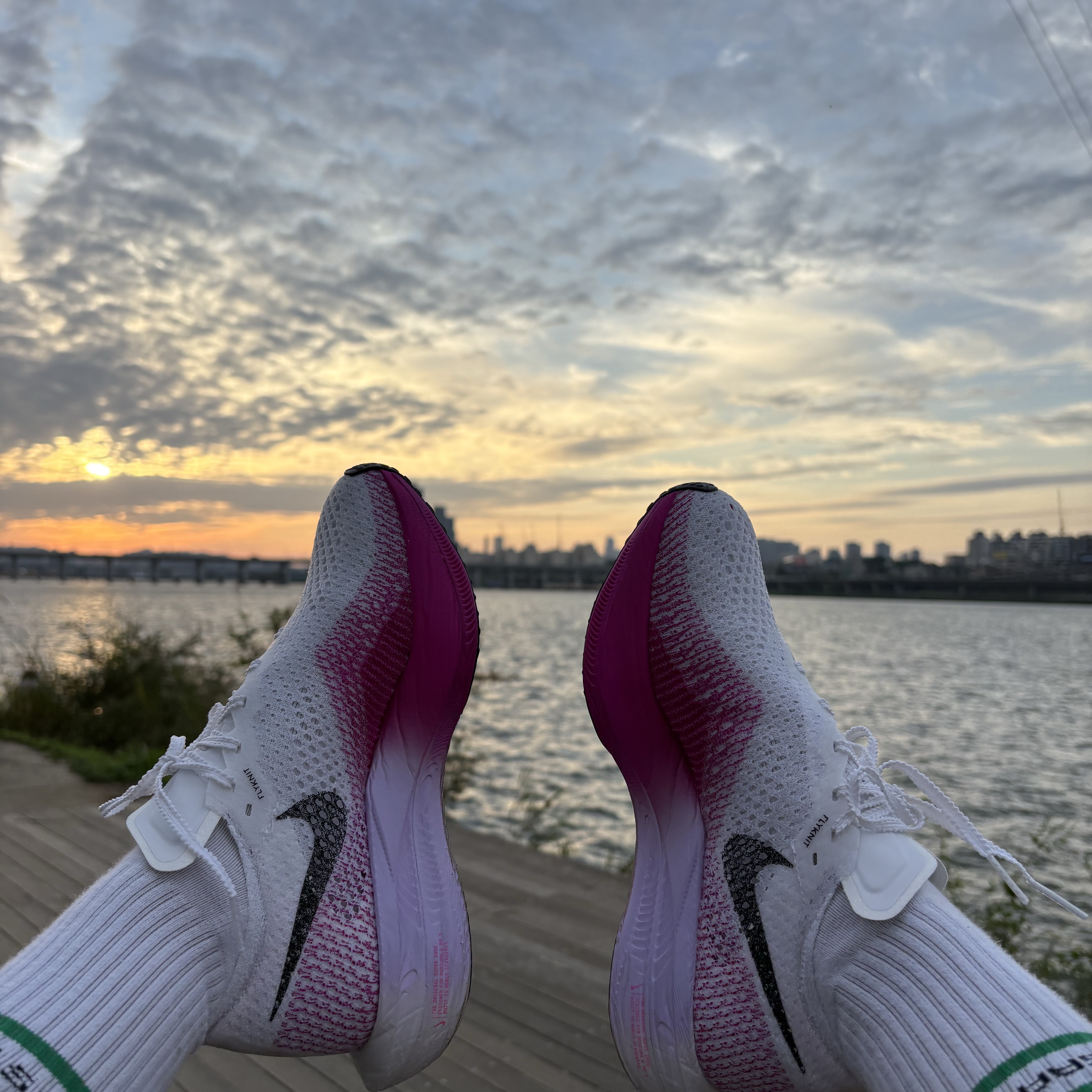 (W) Nike ZoomX Vaporfly Next% 3 White Vivid Purple 착용 스타일 - 7
