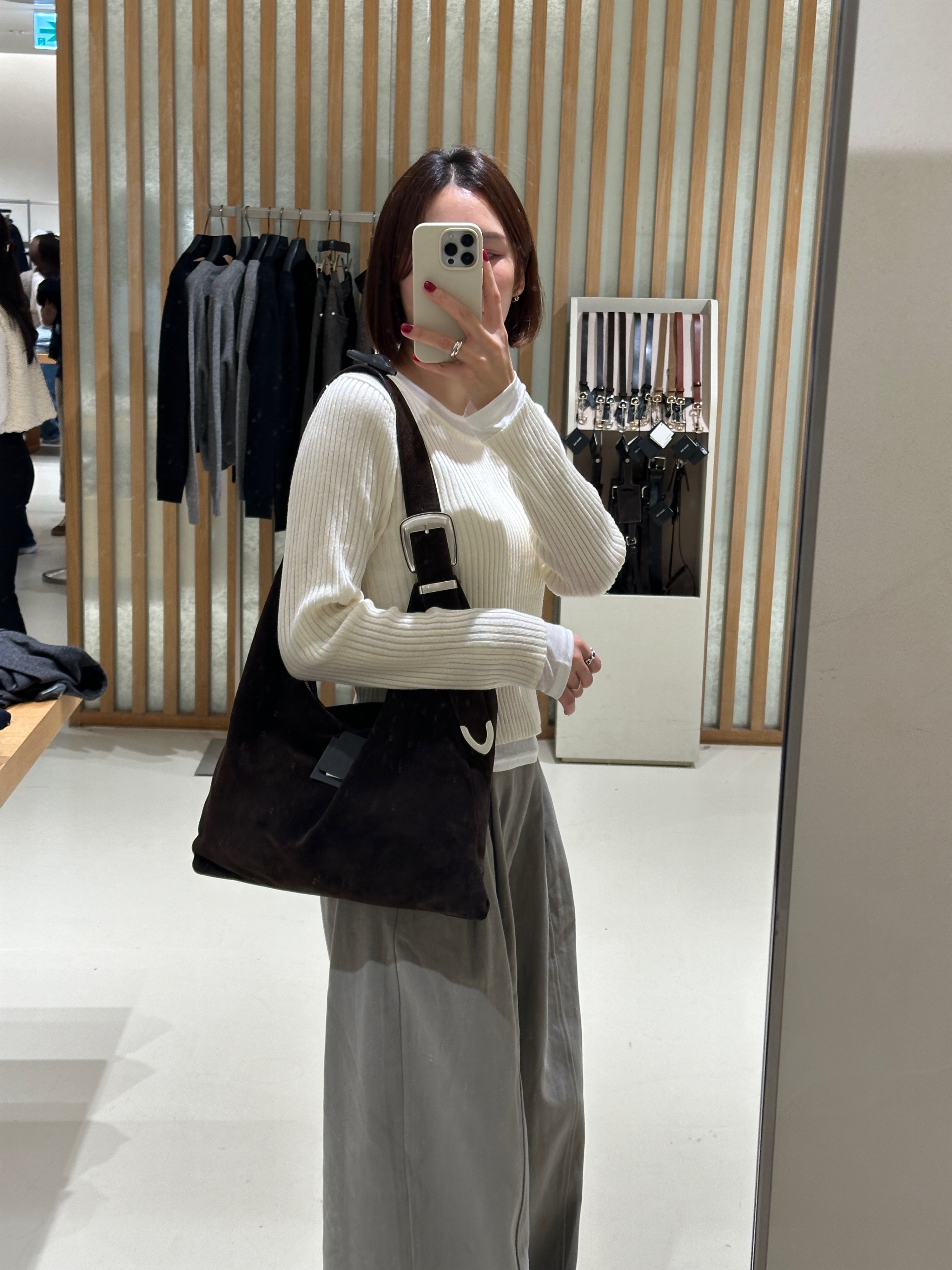 (W) Hermes Paris Loafers Goatskin & Palladium Noir, Louis Vuitton Nice Nano Toiletry Pouch Monogram 착용 스타일 - 2