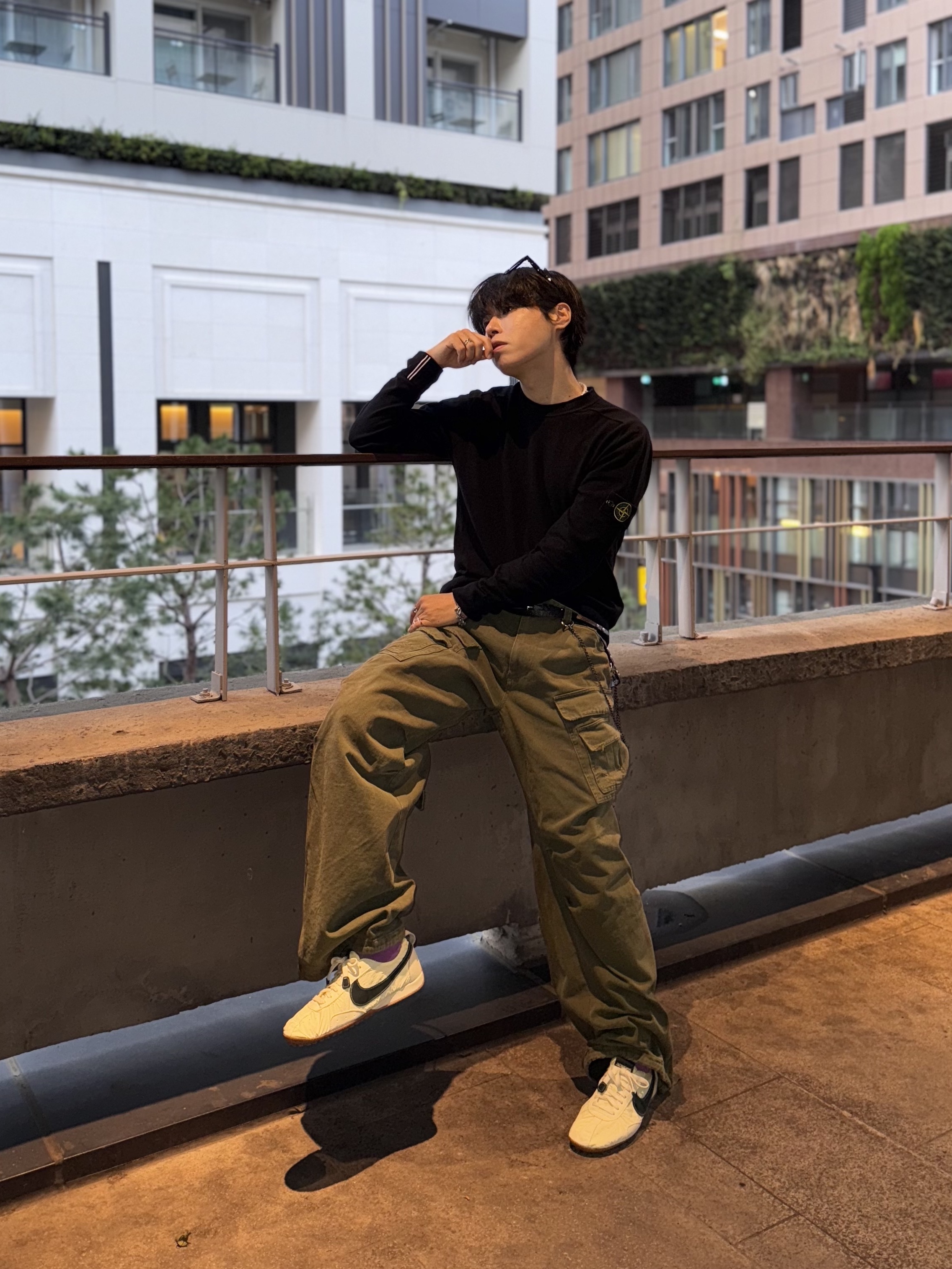 Nike x Jacquemus Moon Shoe SP Alabaster Off Noir, Nonnod Double Pocket Cargo Pants Vintage Khaki 착용 스타일 - 1
