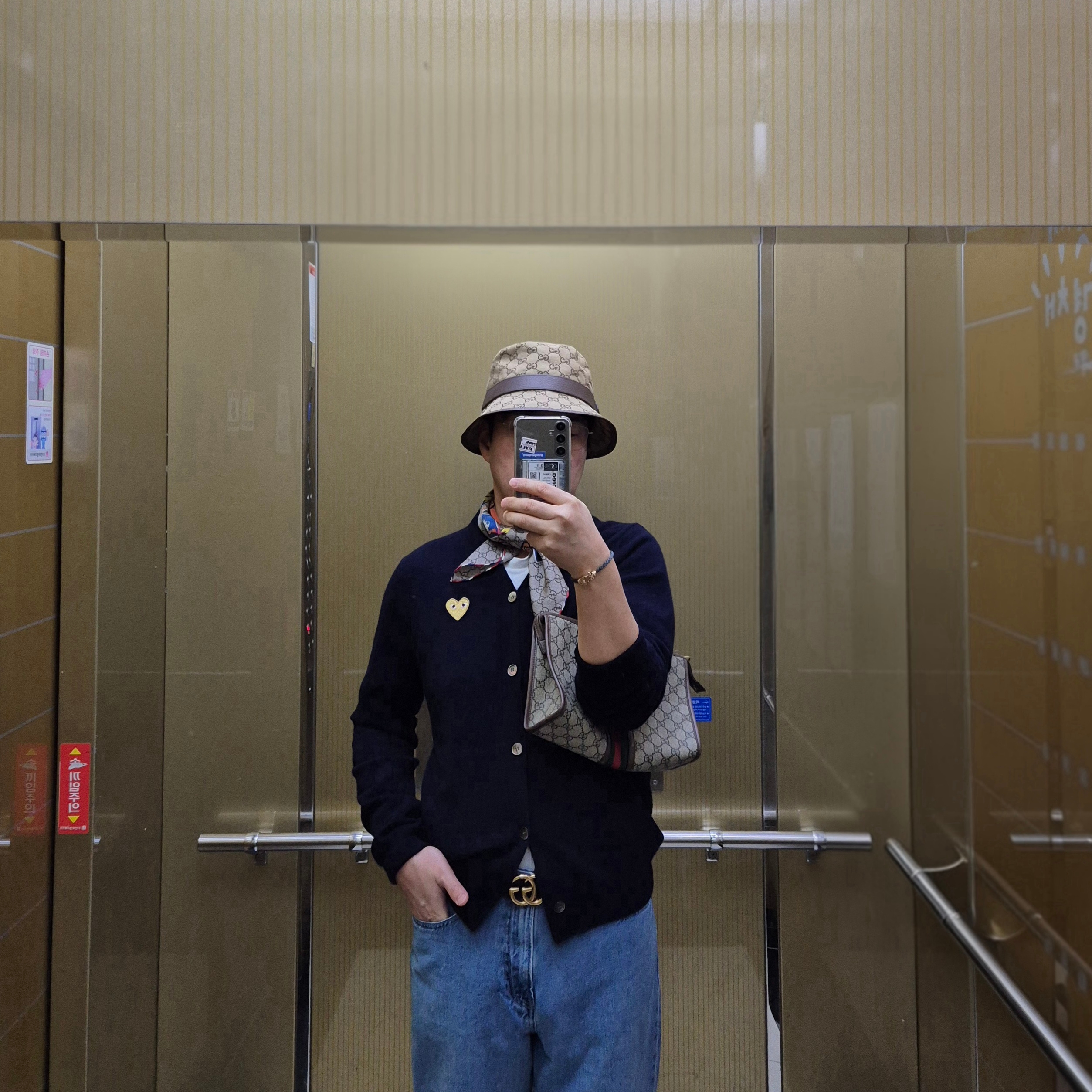 Play Comme des Garcons Gold Heart Knit Cardigan Navy 착용 스타일 - 1