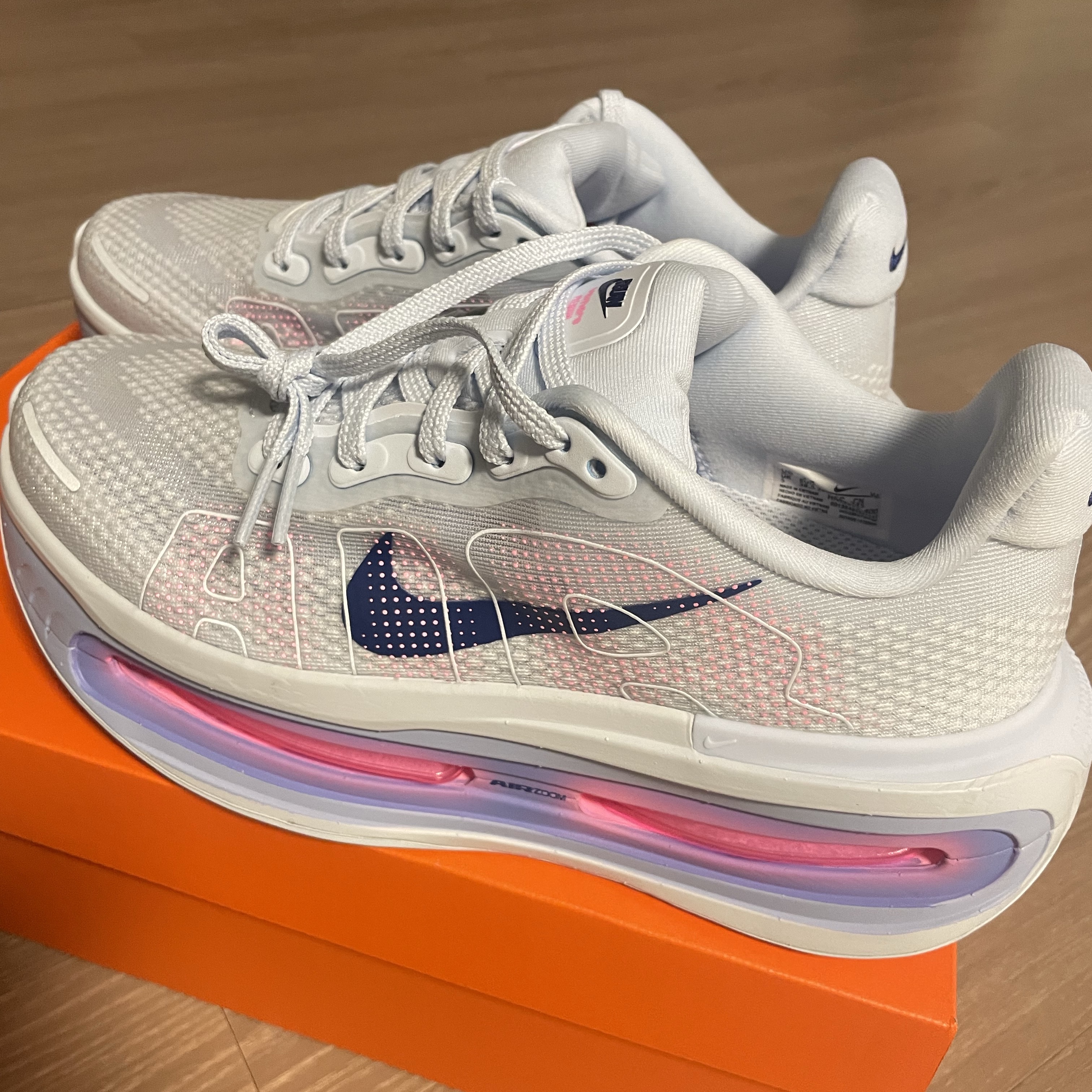 (W) Nike Vomero Premium Blue Tint Aluminum 착용 스타일 - 1