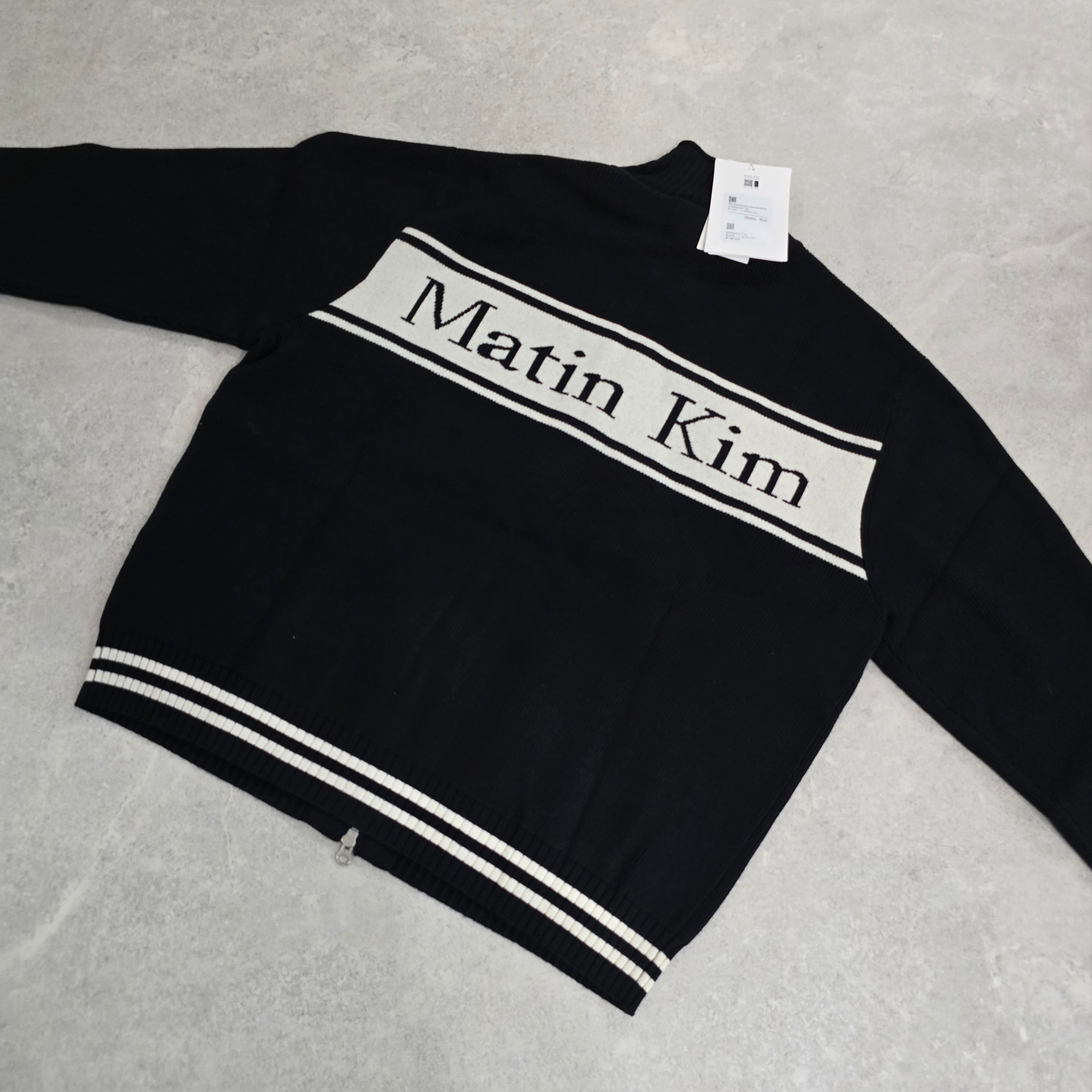 Matin Kim Spell Point Stripe Knit Cardigan Black 착용 스타일 - 1