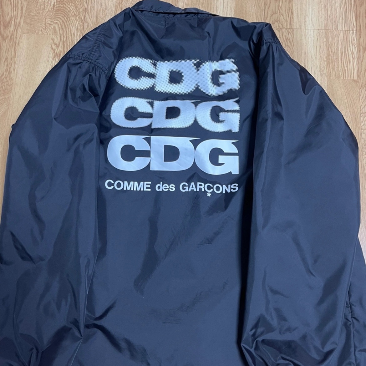 CDG Logo Coach Jacket Black 착용 스타일