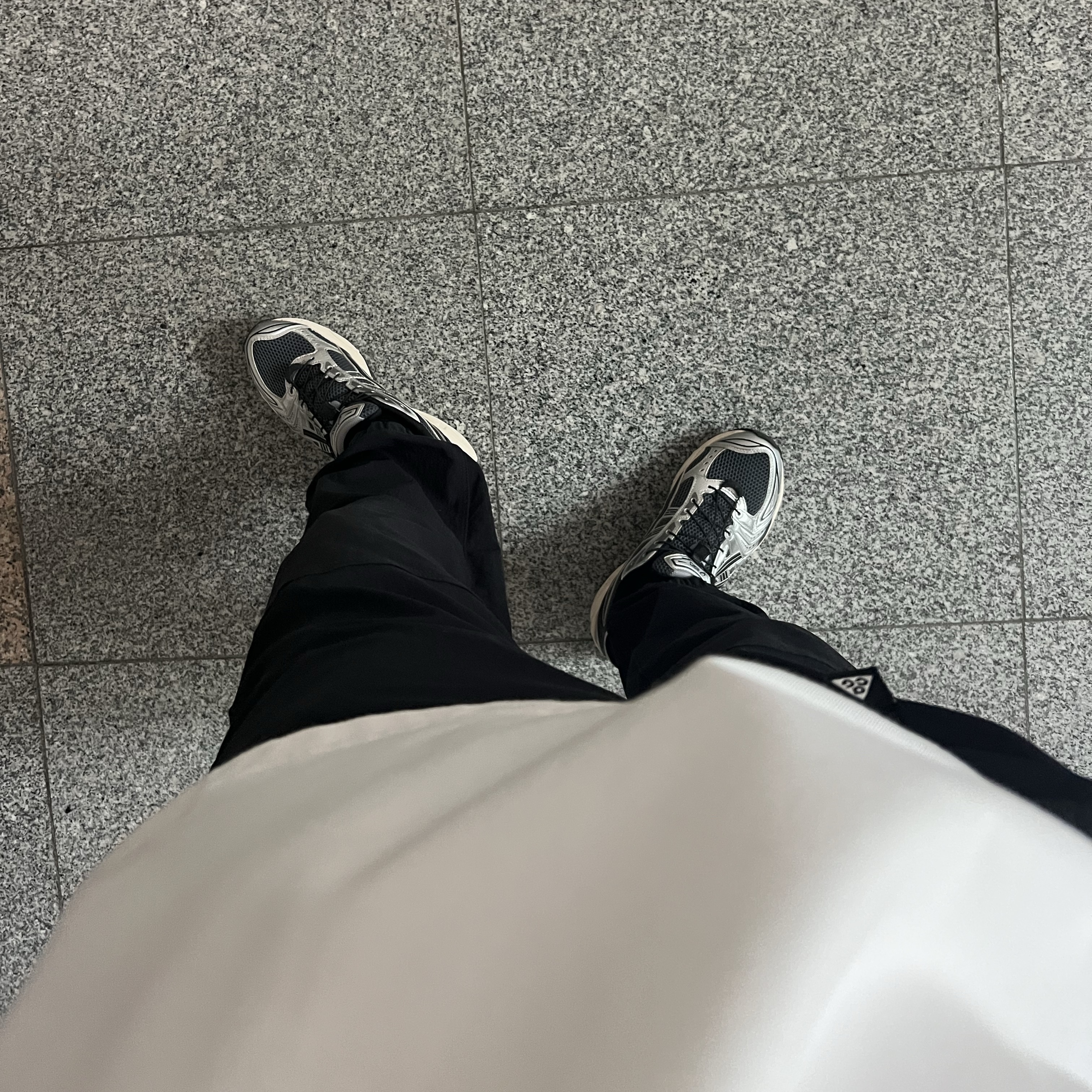 Asics Unlimited Gel-Kayano 14 Carrier Grey Black, Nike ACG Trail Pants Black Anthracite - Asia 착용 스타일