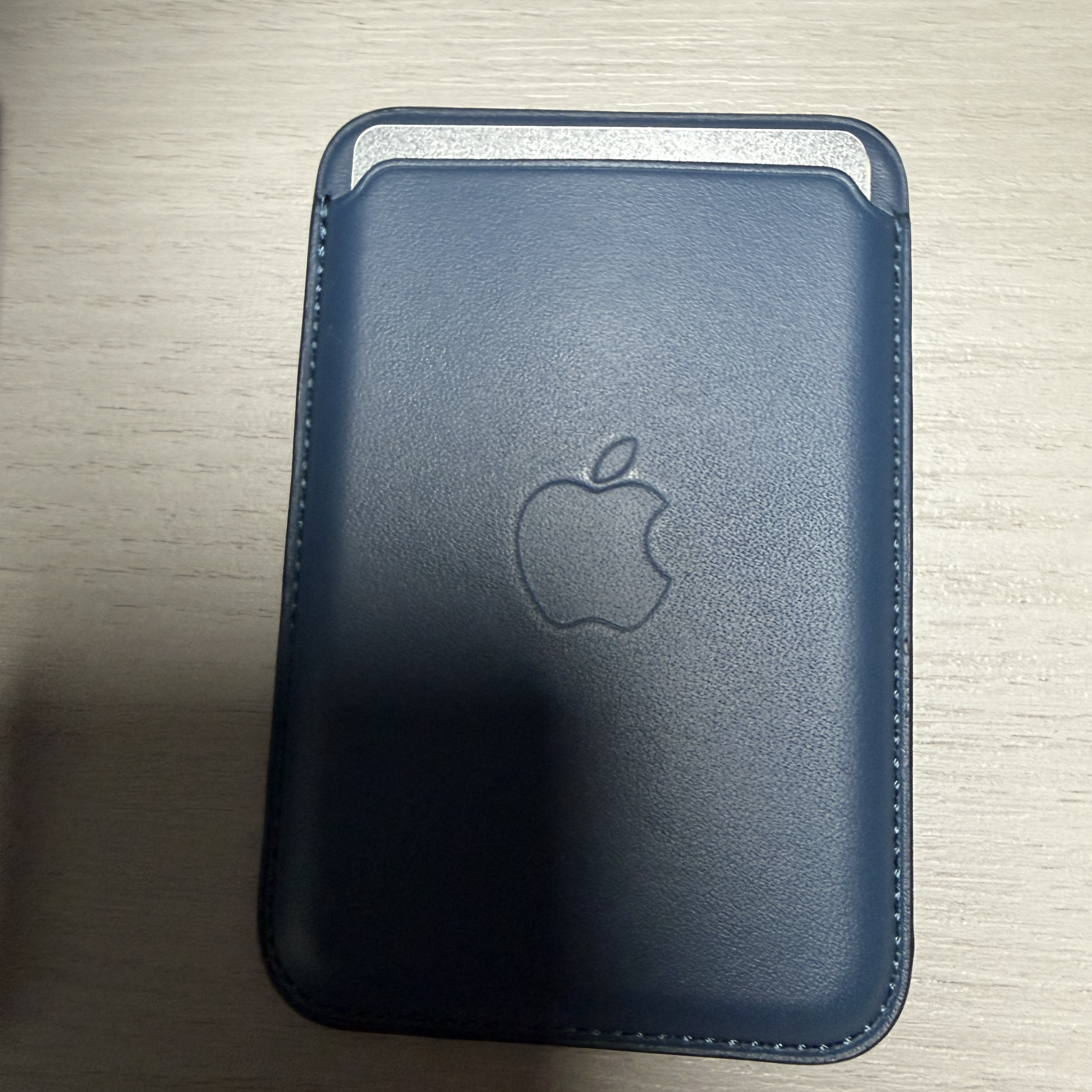 Apple iPhone Leather Wallet with MagSafe Batic Blue 착용 스타일