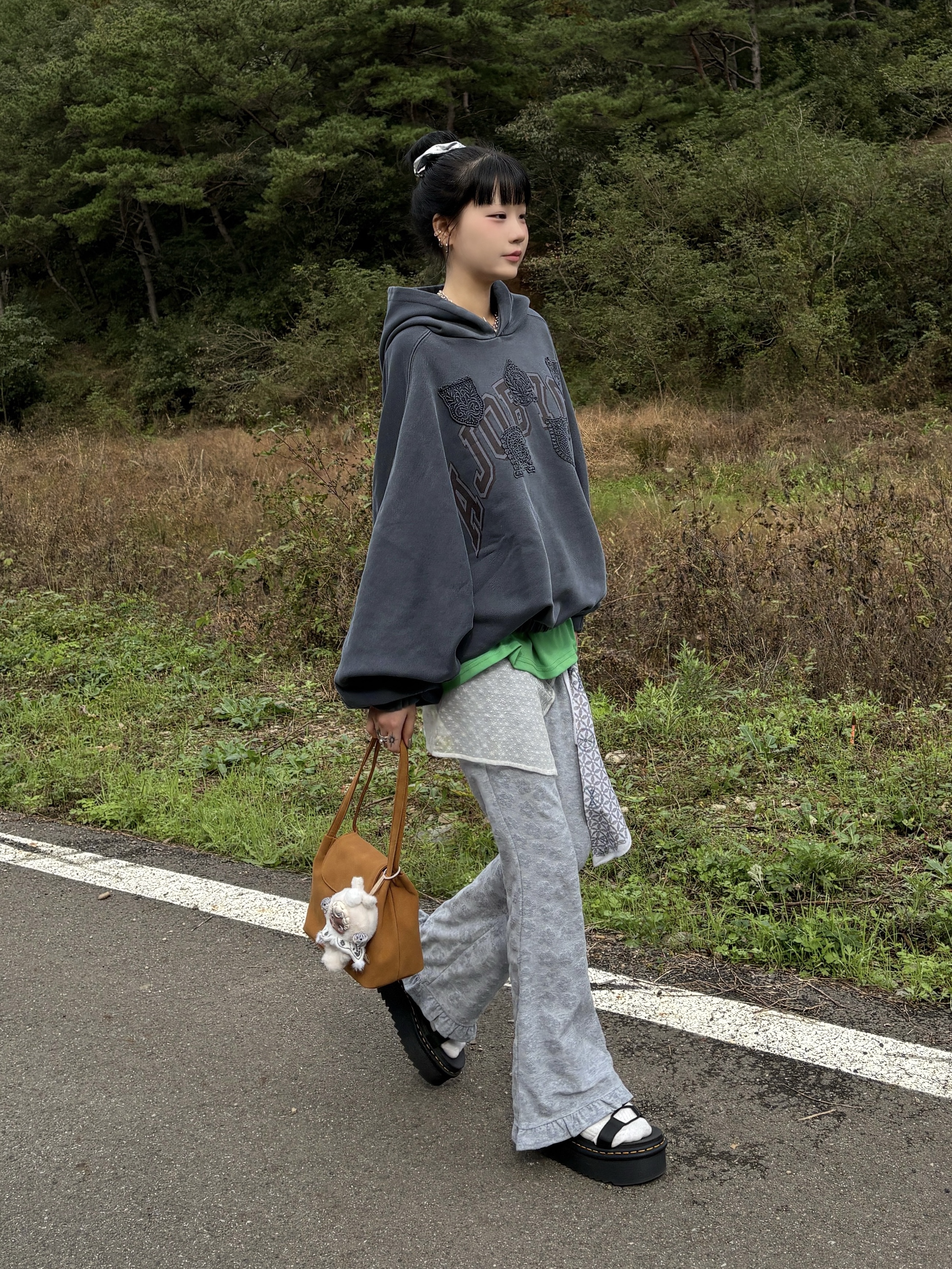 AJOBYAJO University Wappen Batwing Hoodie Navy, (W) Dr. Martens Nartilla XL Black 착용 스타일 - 1