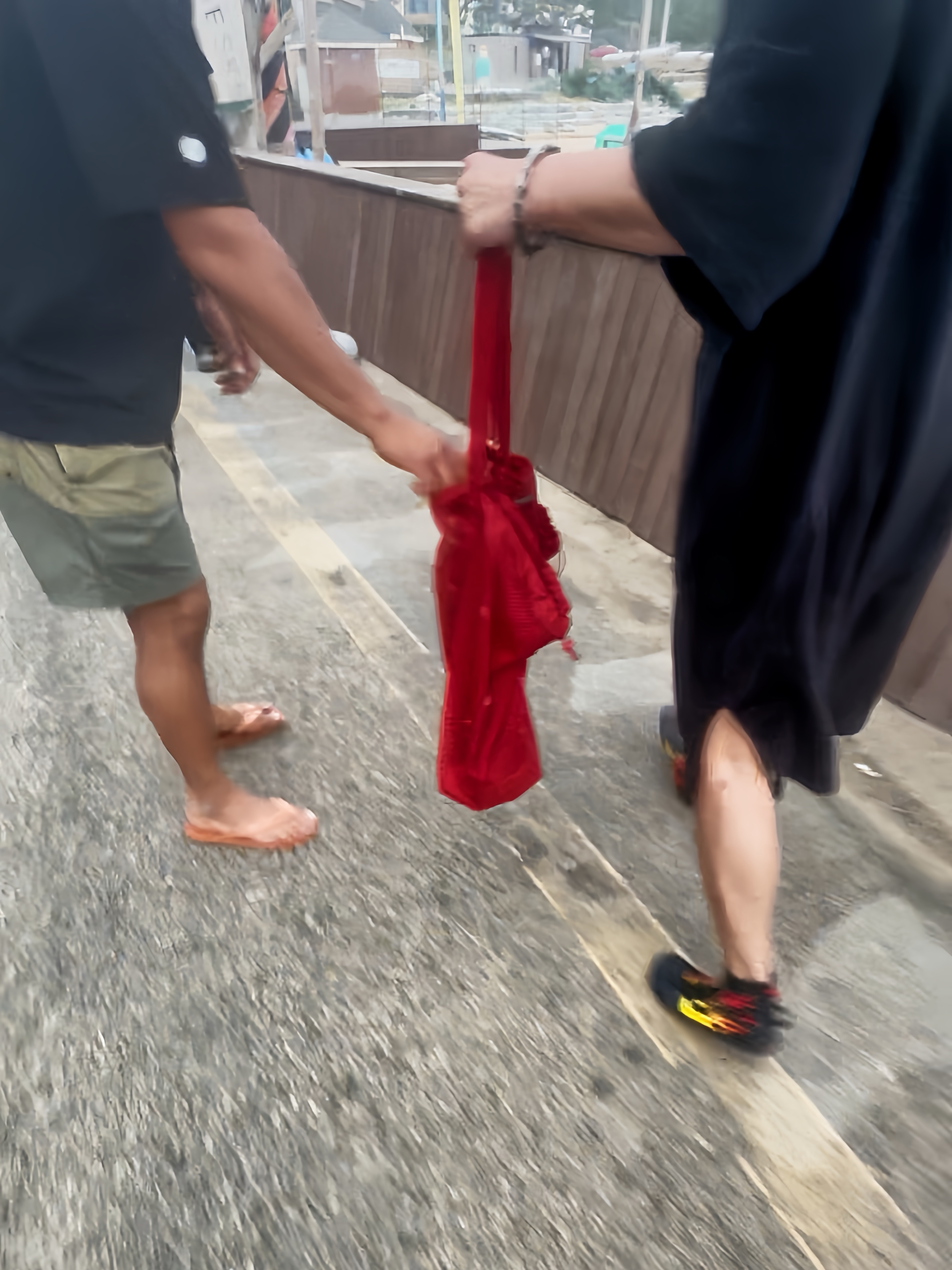 Supreme x Cressi Snorkel Set Red - 19SS, Nike x Drake Nocta Swim Fins Black 착용 스타일 - 3