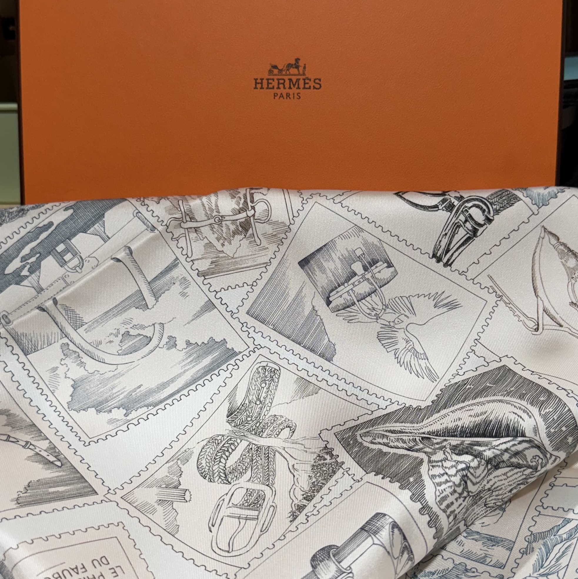 (W) Hermes Le Philateliste Du Faubourg Scarf 90 Rose Pale Gris Blanc 착용 스타일