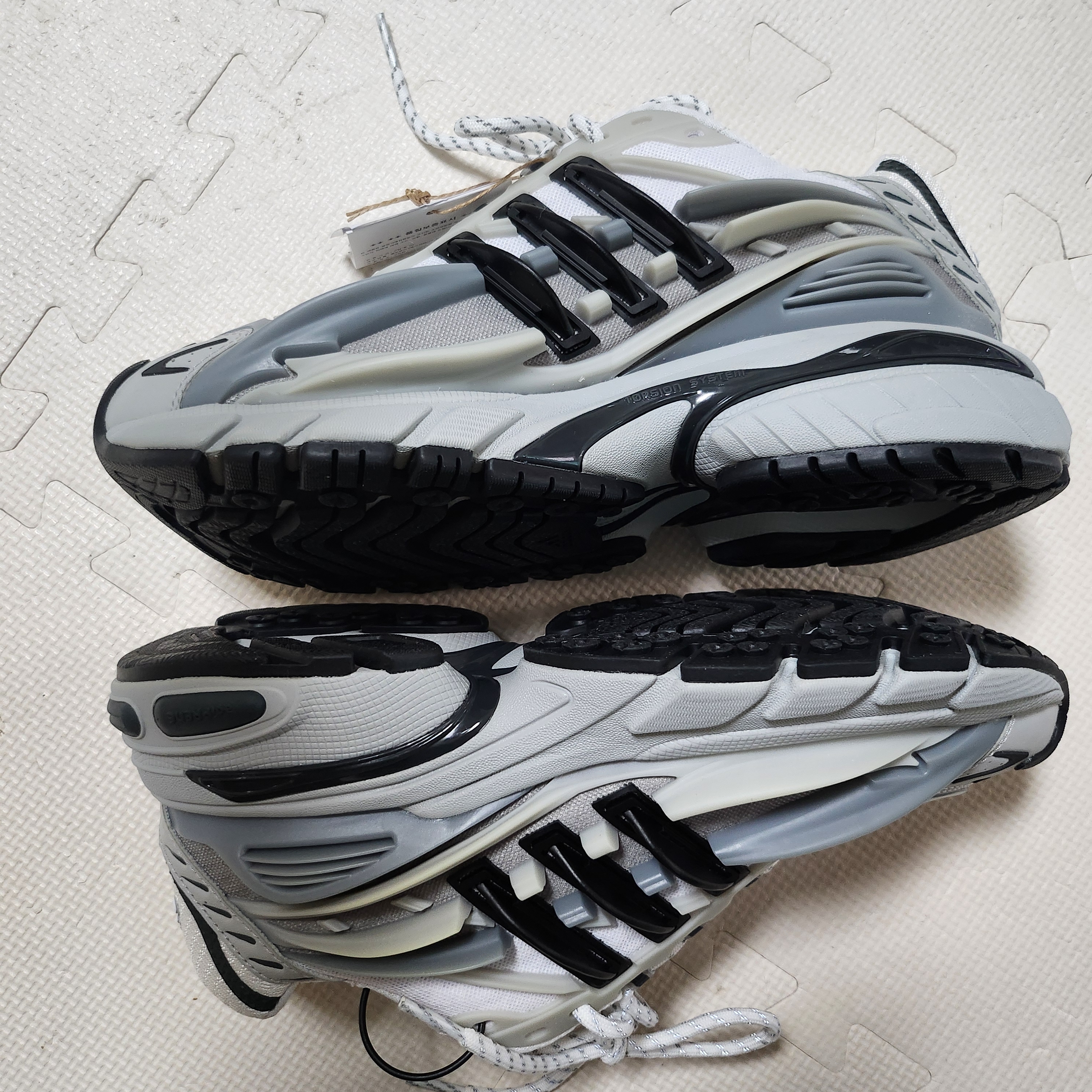 Adidas x Pharrell Williams Adistar Jellyfish Solid Grey Core Black 착용 스타일 - 2