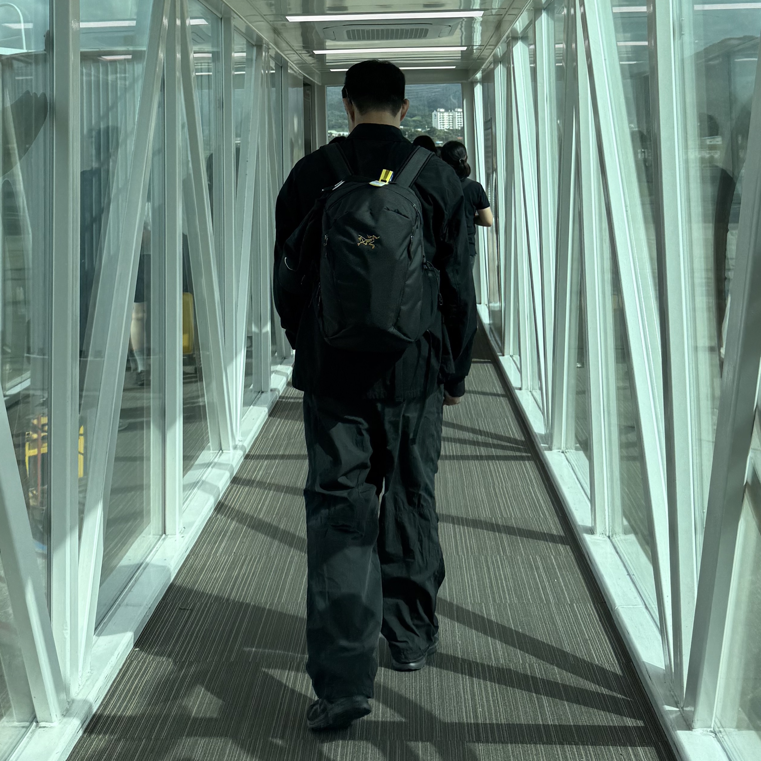 Arc'teryx Mantis 26 Backpack Black 착용 스타일