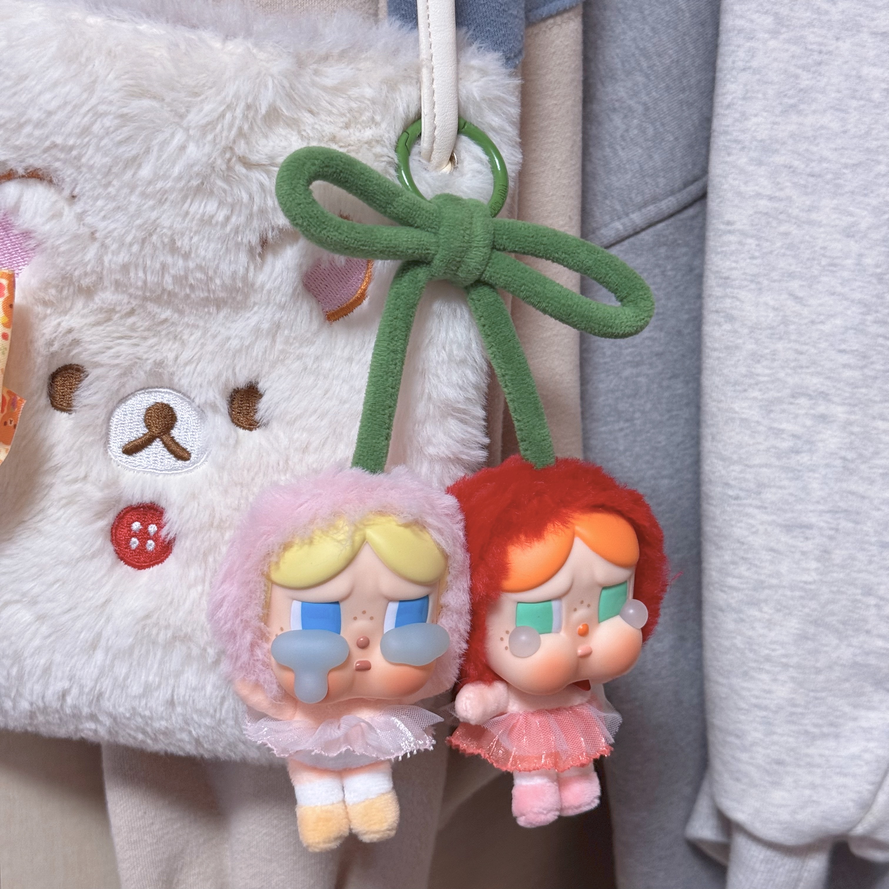 Pop Mart Crybaby Crying For Love Series Vinyl Plush 착용 스타일