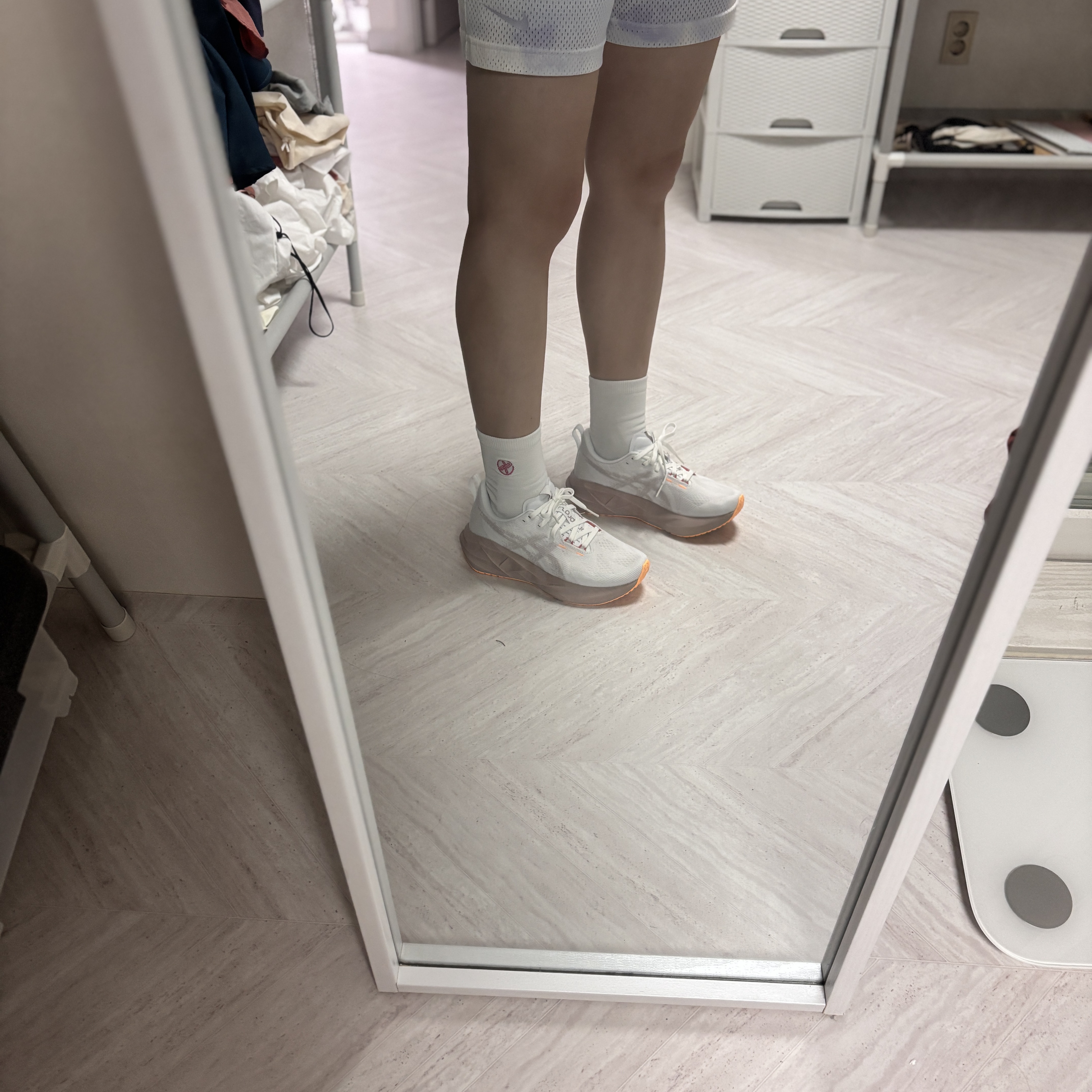 (W) Asics Novablast 5 White Fawn 착용 스타일 - 2