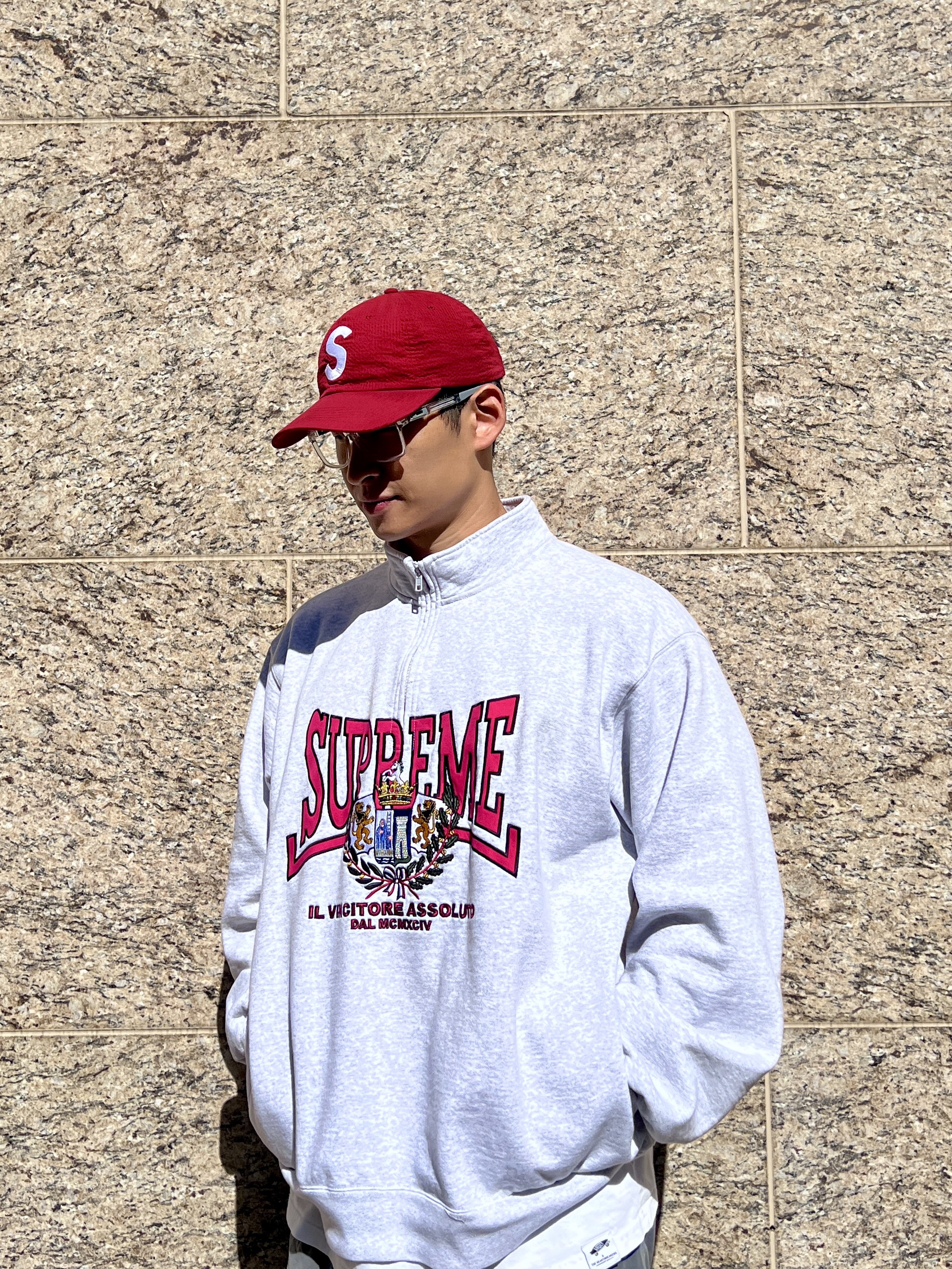 Supreme Seersucker S Logo 6-Panel Red - 24SS, Supreme Crest Appliqué Half Zip Pullover Ash Grey - 25FW 착용 스타일