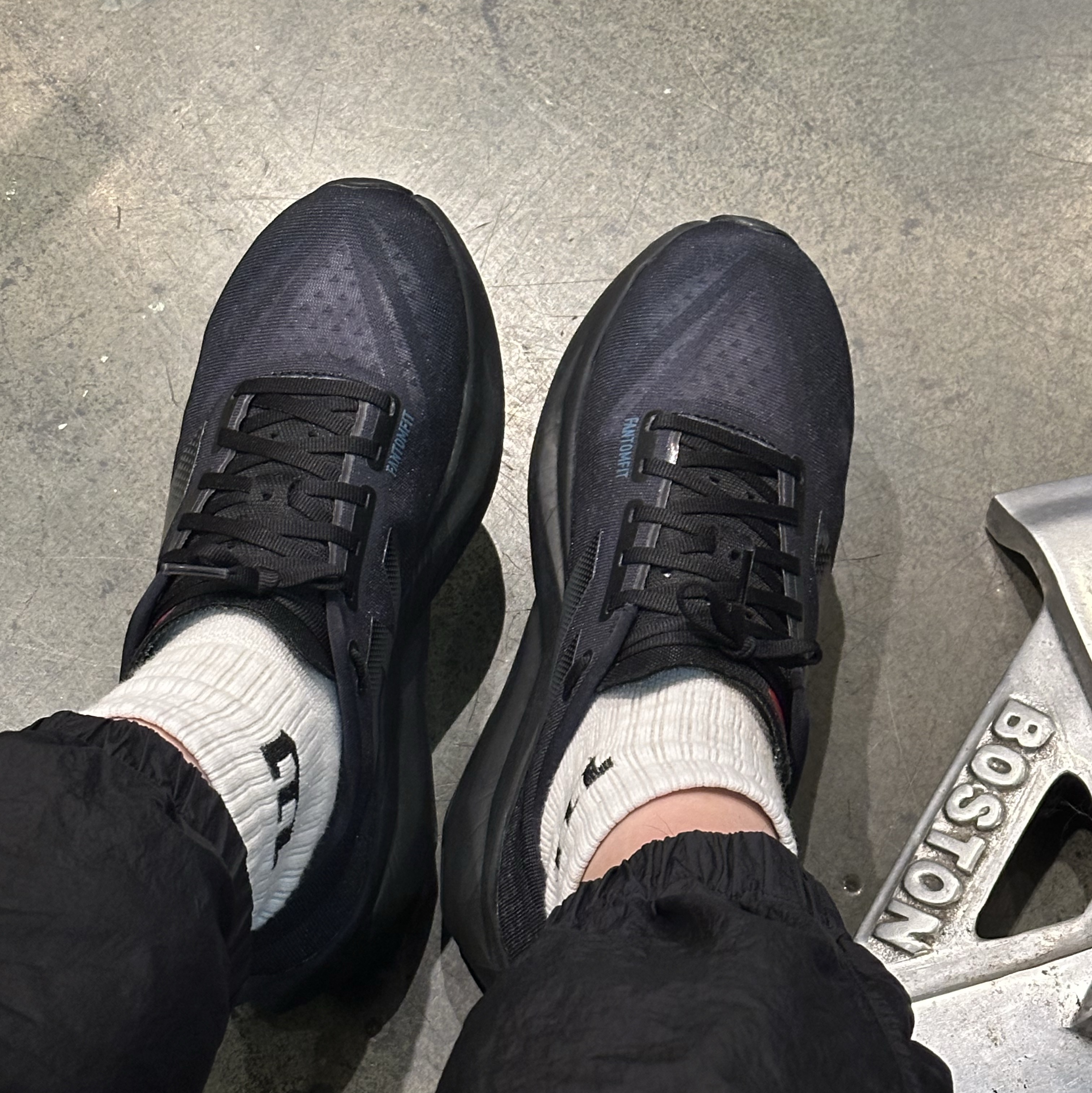 New Balance FuelCell Rebel v4 Black Graphic - 2E Wide 착용 스타일
