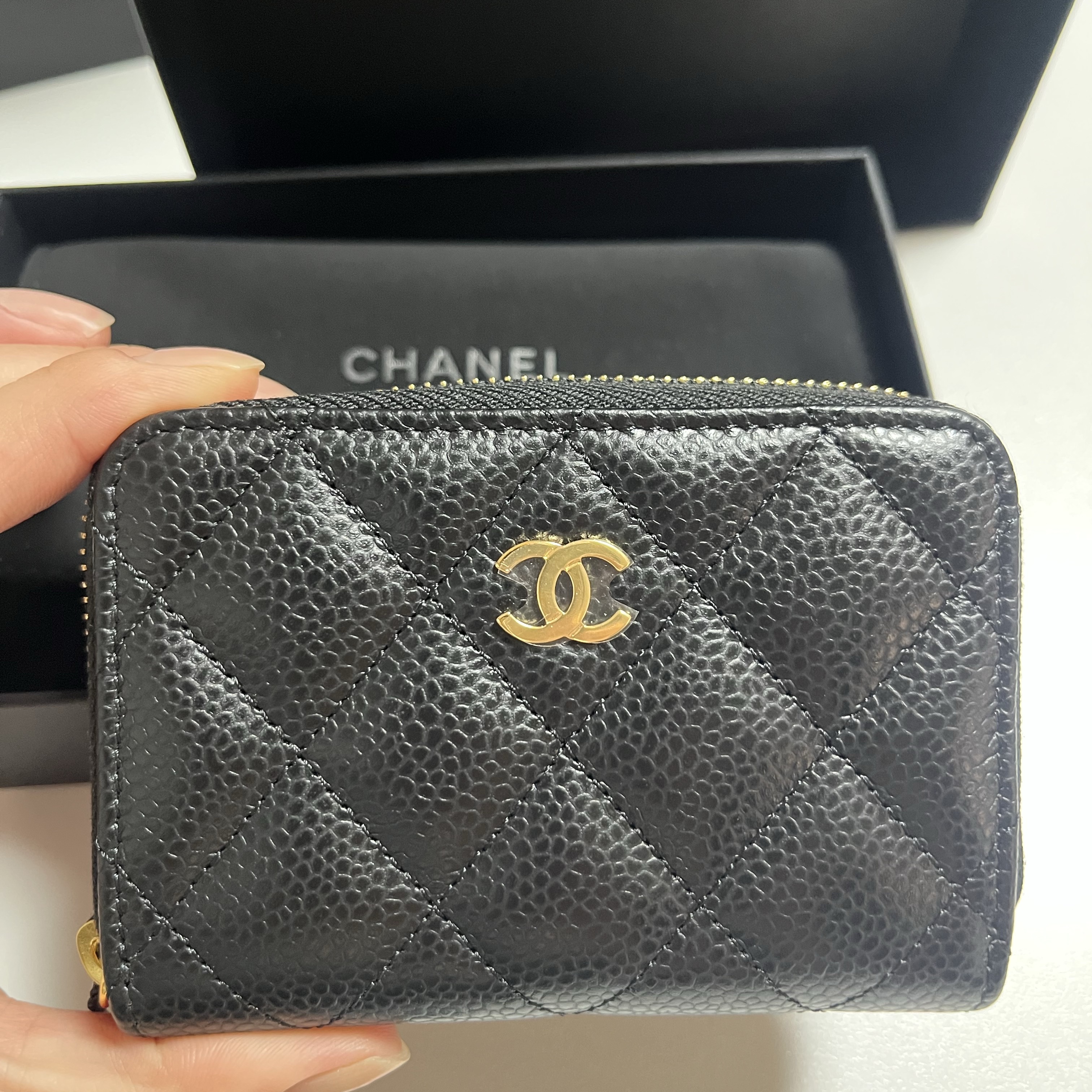 Chanel Classic Zipped Coin Purse Grained Calfskin & Gold Black 착용 스타일 - 1