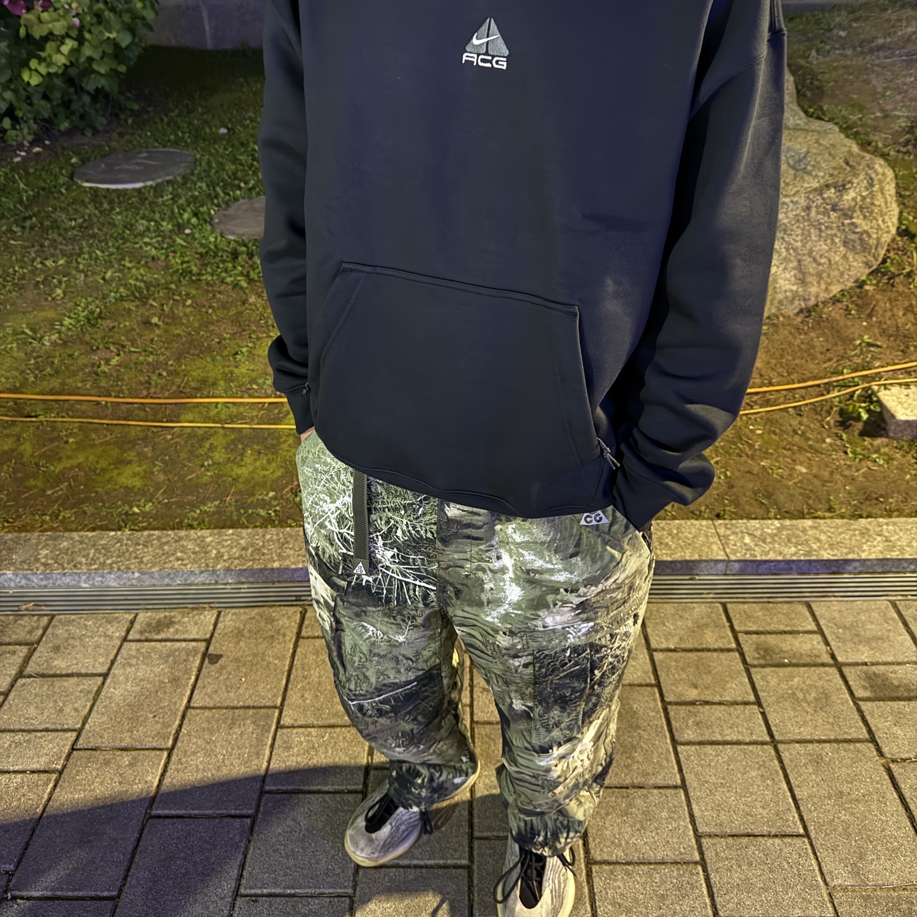 Nike ACG Smith Summit Allover Print Cargo Pants Oil Green - Asia, Nike ACG Therma-Fit Fleece Pullover Hoodie Black Anthracite - Asia 착용 스타일