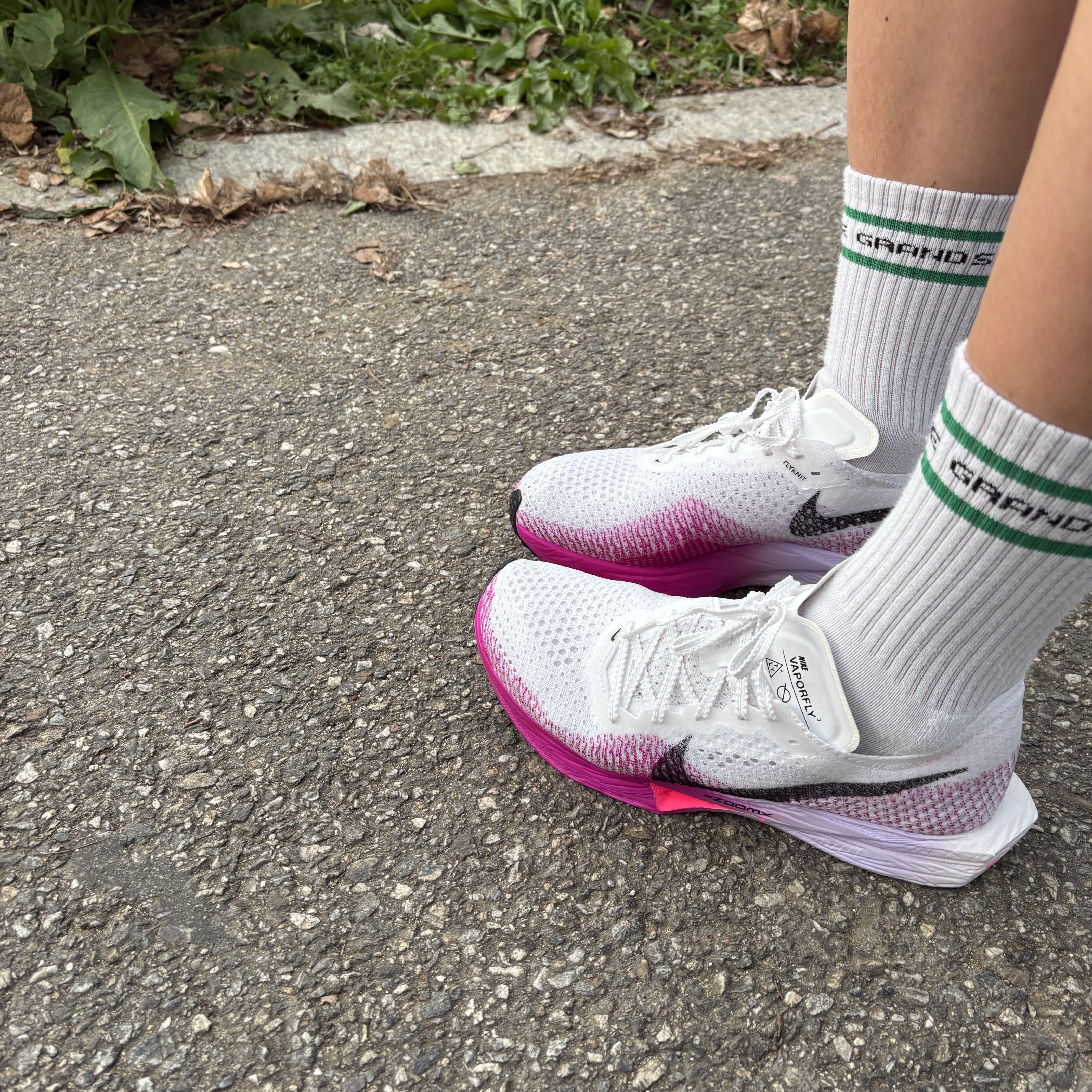 (W) Nike ZoomX Vaporfly Next% 3 White Vivid Purple 착용 스타일 - 4