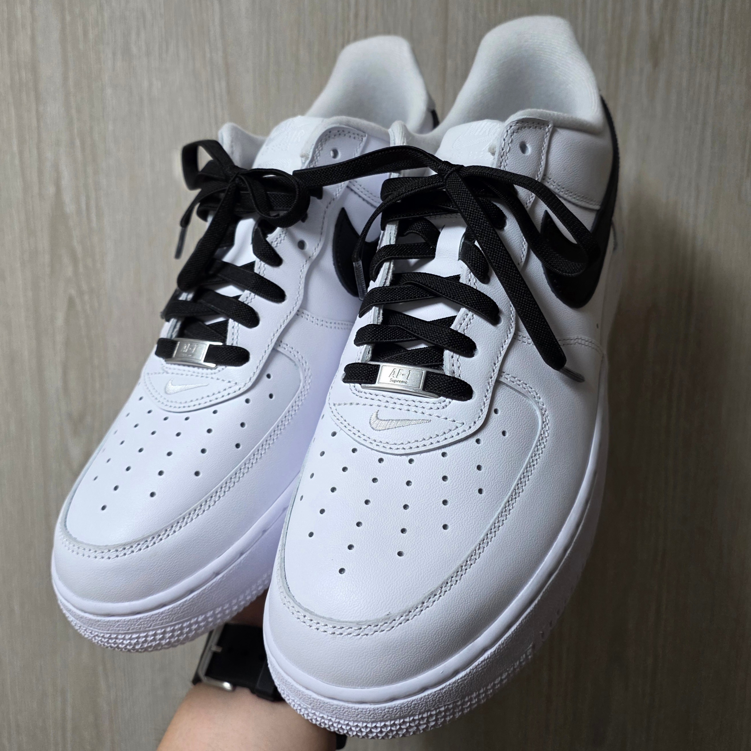Nike x Supreme Air Force 1 Low White 착용 스타일 - 2