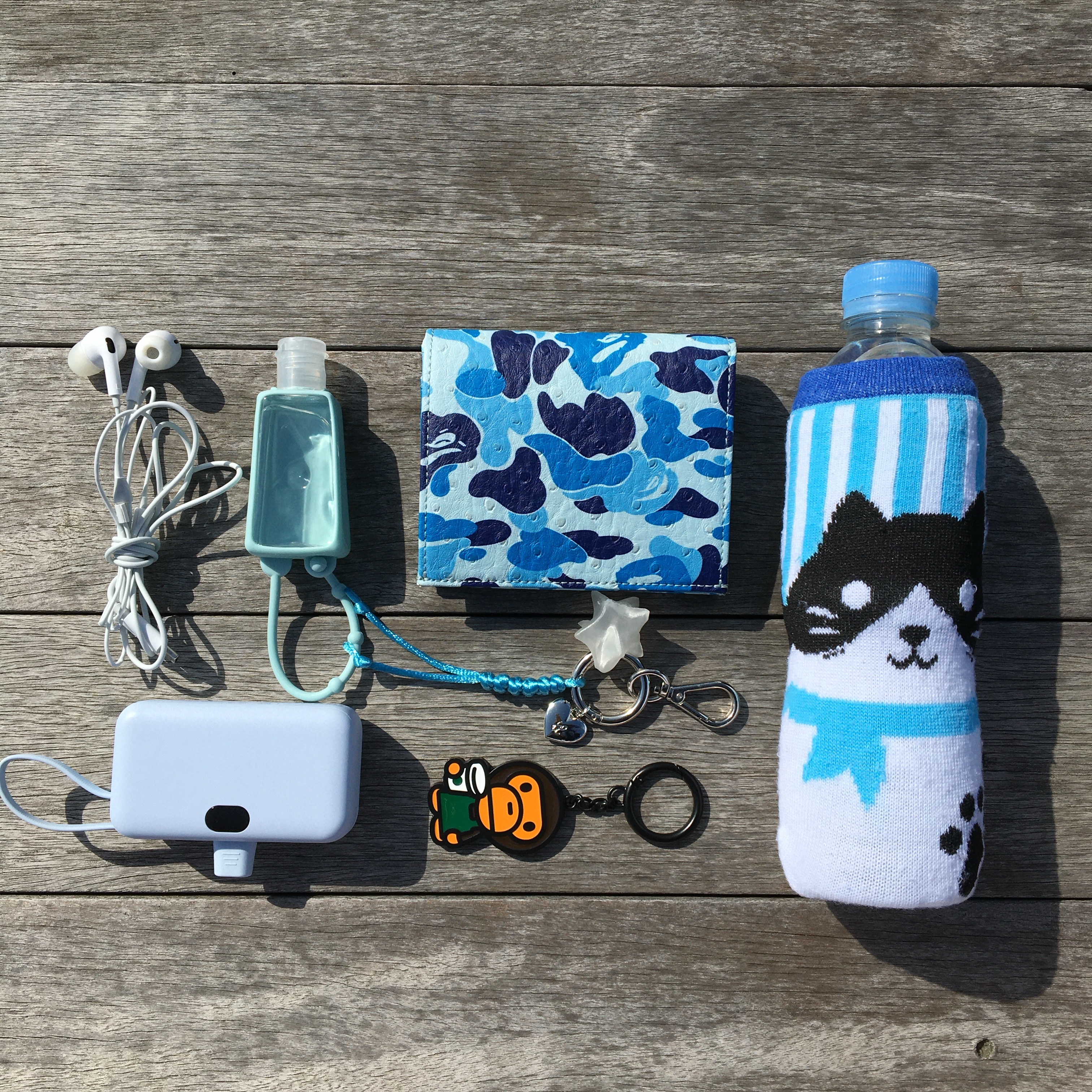 BAPE ABC Camo Mini Wallet Blue, Starbucks x BAPE Baby Milo Keychain 착용 스타일 - 1