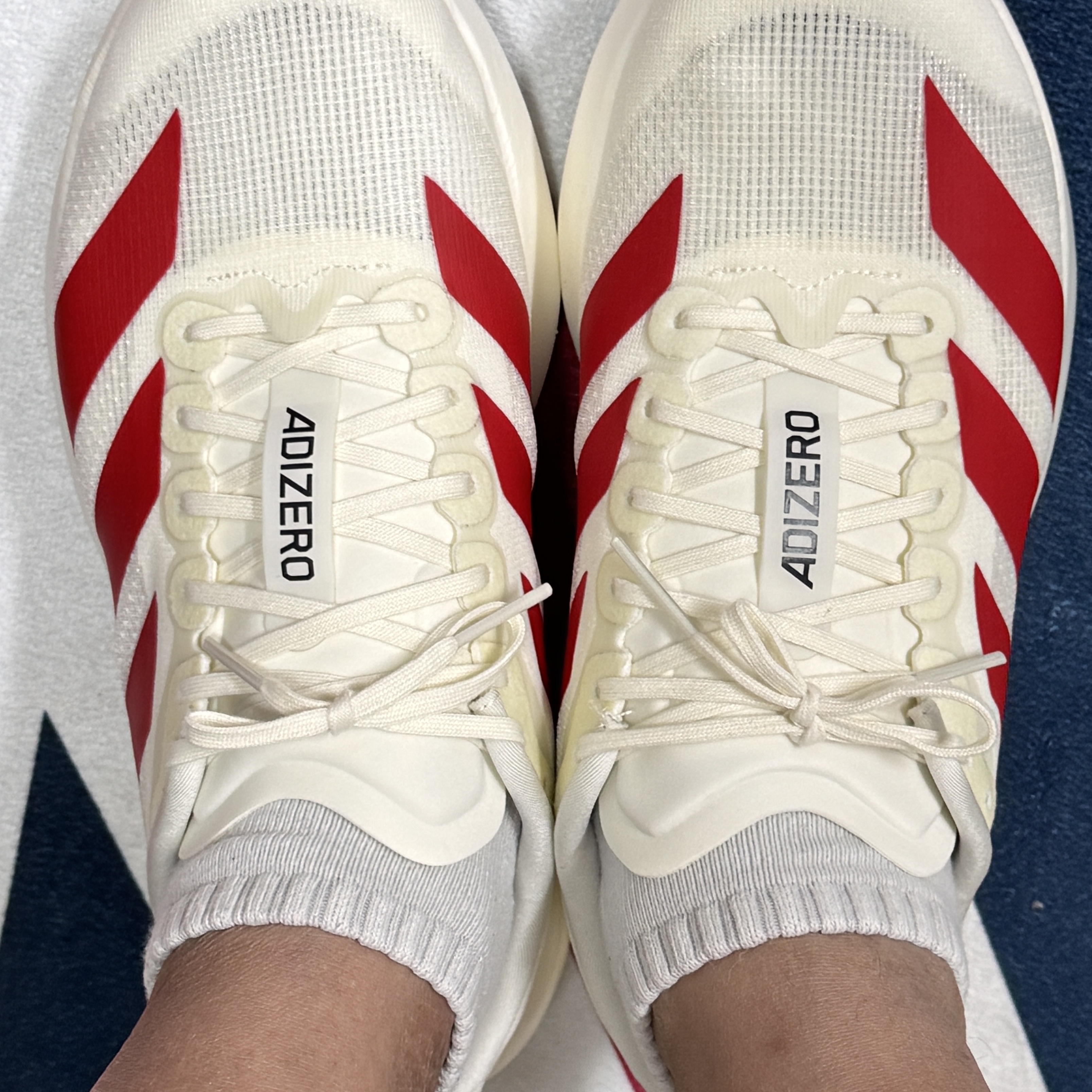 Adidas Adizero EVO SL Off White Better Scarlet 착용 스타일 - 3