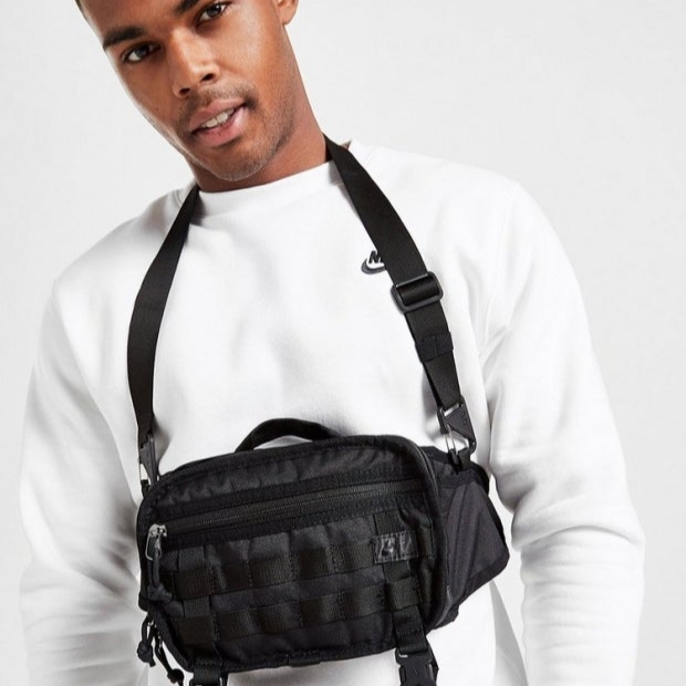 Nike NSW RPM Waistpack Black 착용 스타일 - 2