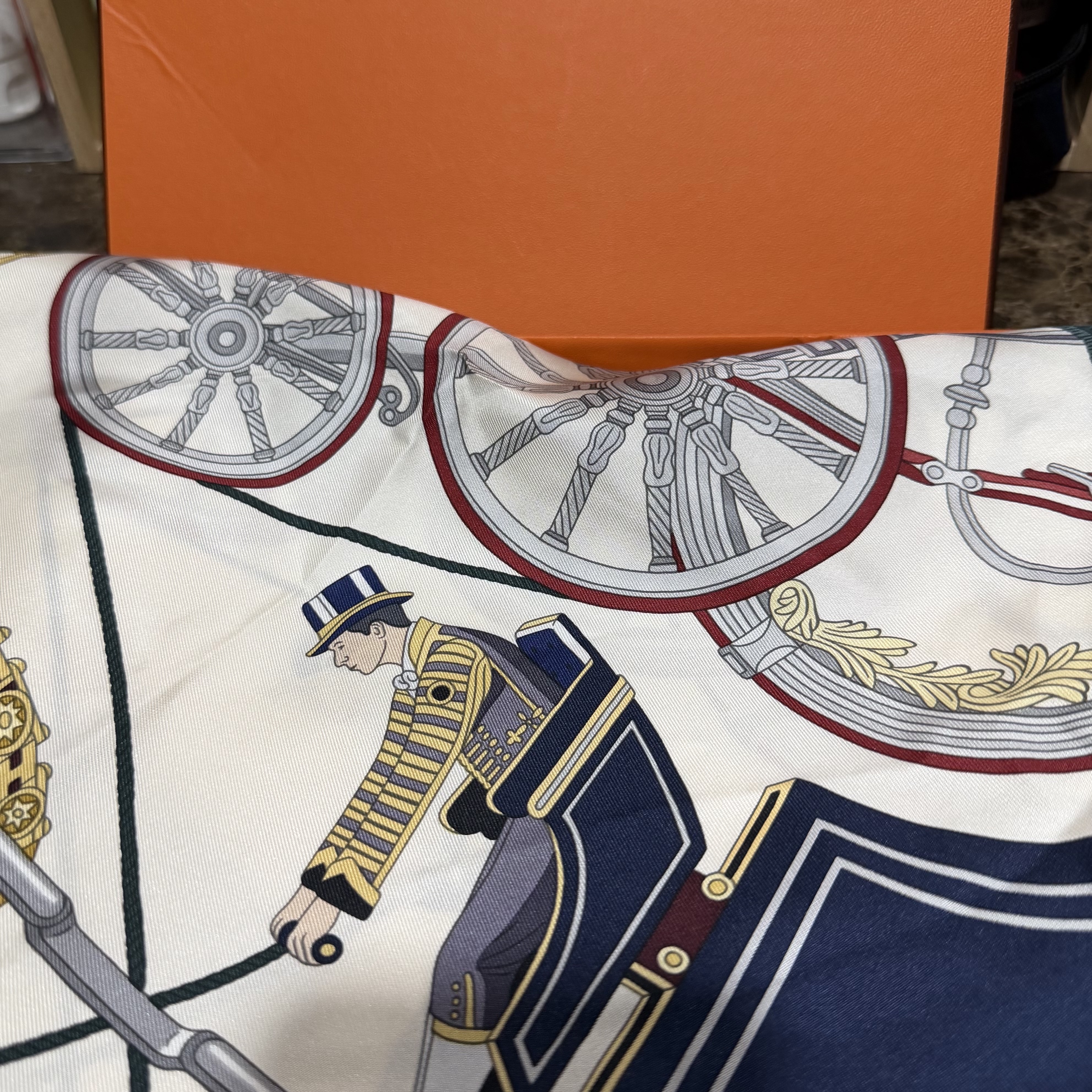 (W) Hermes Stately Wheels Scarf 90 Creme Bordeaux Bleu 착용 스타일