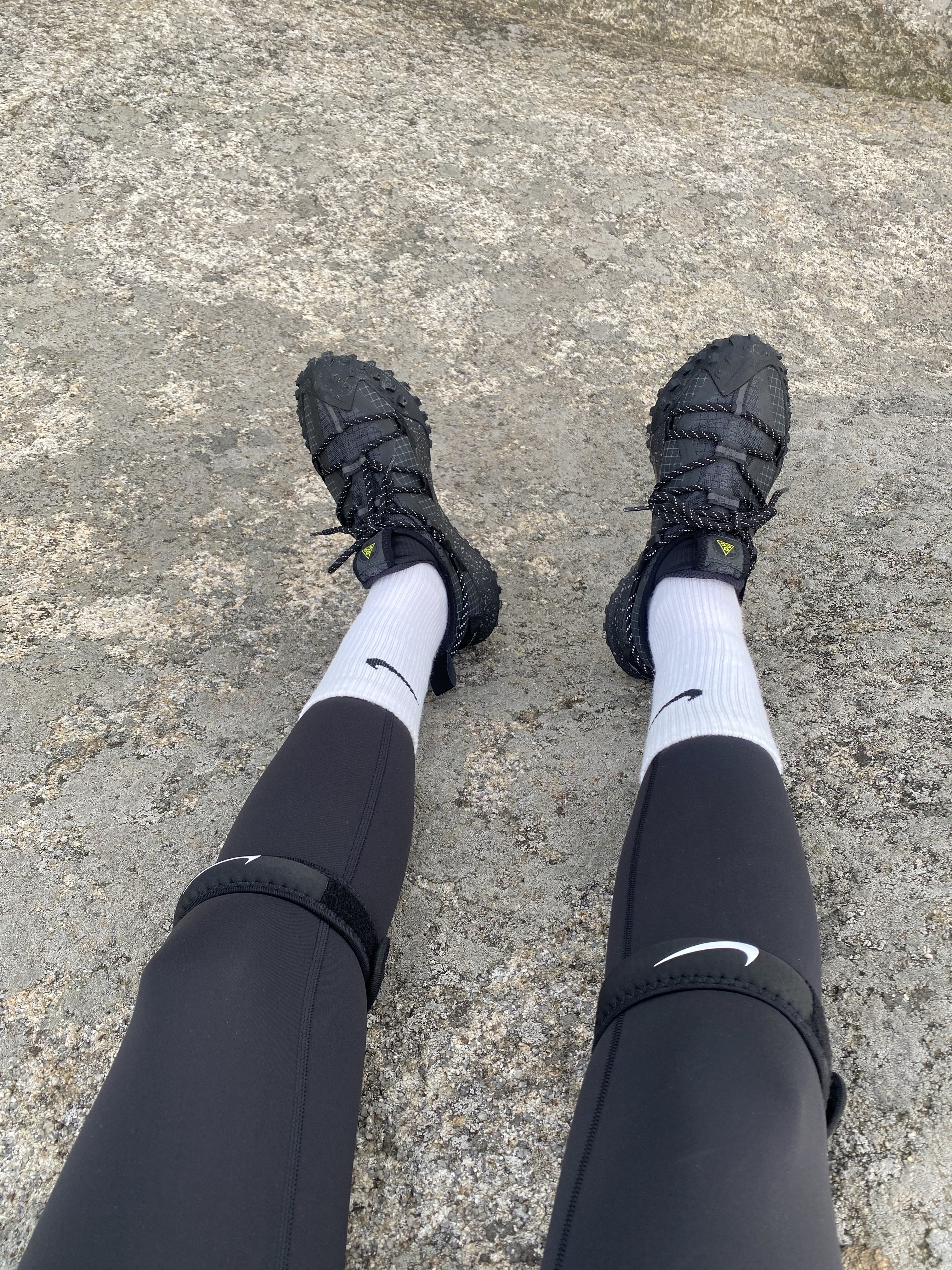 Nike ACG Mountain Fly Low Gore-Tex SE Dark Smoke Grey, Nike Everyday Cushioned Training Crew Socks White (6 Pack/Korean Ver.) 착용 스타일 - 3