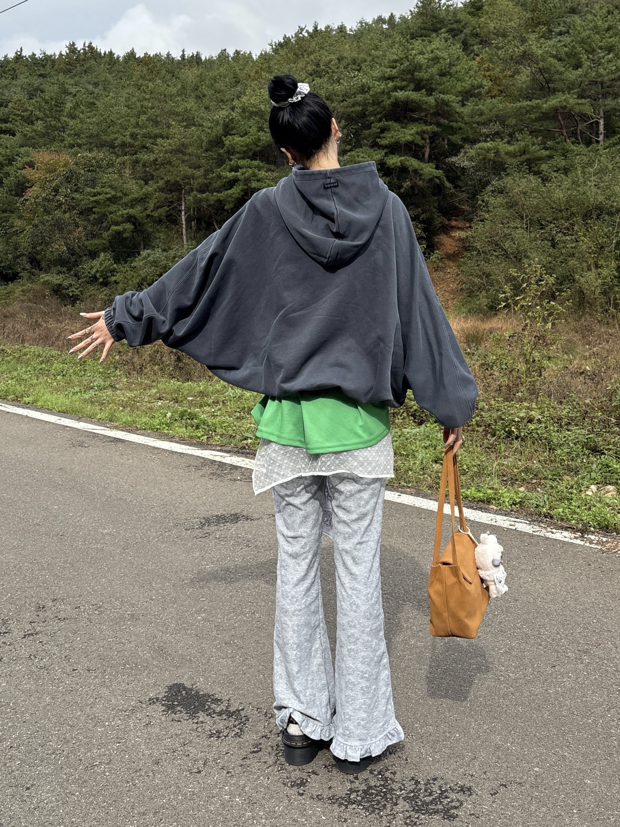 AJOBYAJO University Wappen Batwing Hoodie Navy, (W) Dr. Martens Nartilla XL Black 착용 스타일 - 2